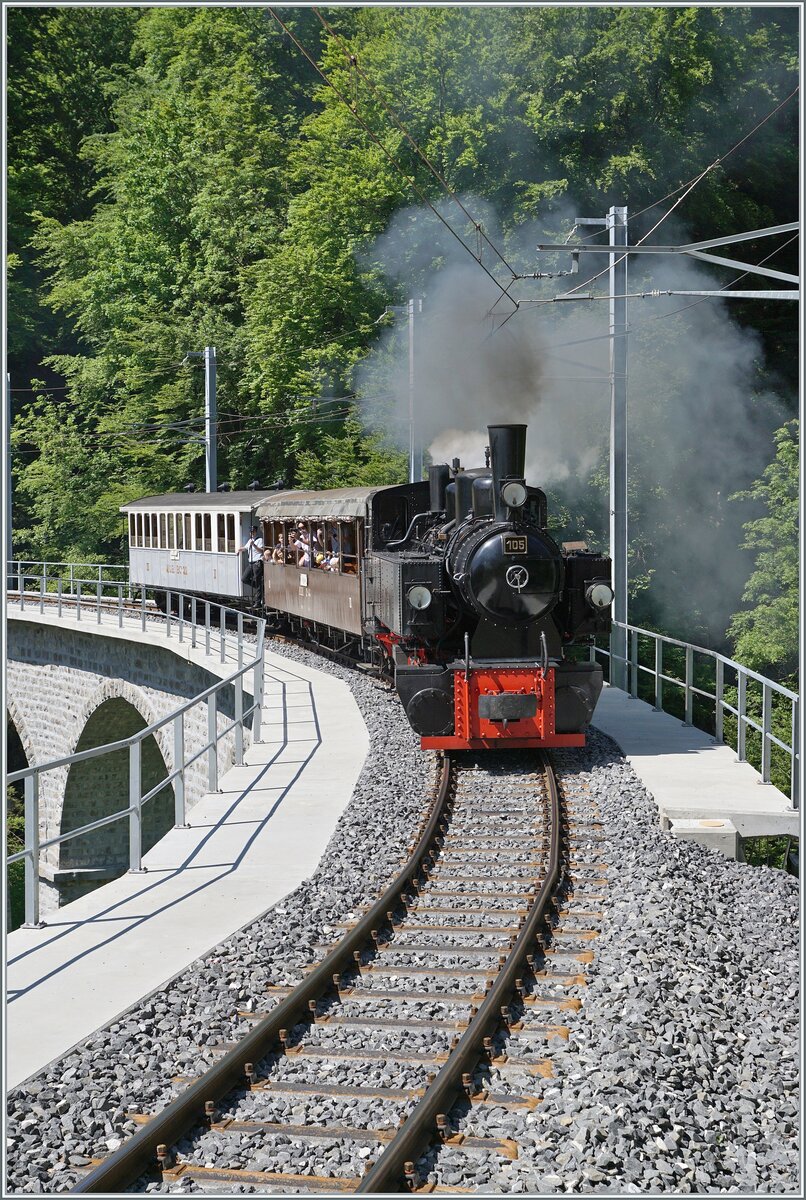 Die SEG G 2x 2/2 105 dampft bei  Vers chez Robert  über den frisch sanierten Baye de Clarens Viadukt. Die MOB hat keine Mühe und Kosten gescheut neben der Restaurierung (ohne Streckenunterbruch für den Museumsbahnverkehr!) auch etliche Streckenabschnitte zwischen Chamby und Blonay mit neuen Gleisen und Fahrleitung ausgestattet.

18. Mai 2025