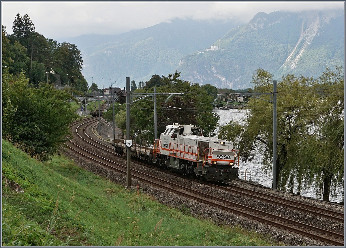 Die sersa Am 843 153-8 (UIC 94 85 5843 1536-8) kurz nach Villeneuve auf der Fahrt in Richtung Lausanne.

30. August 2018