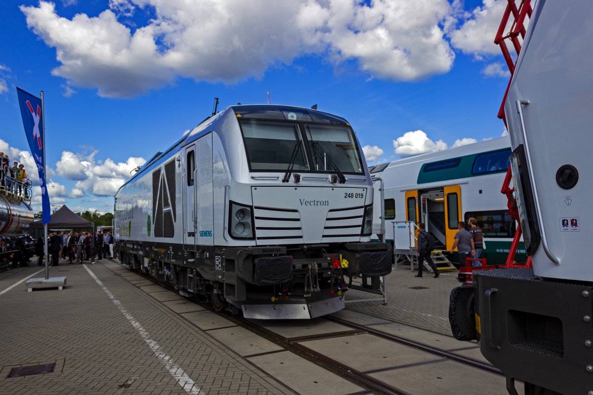 Die von Siemens entwickelten Zweikraftlokomotiven der Bauart Vectron Dual Mode haben sich inzwischen zu einer recht gefragten Bauart entwickelt und sind bei verschiedenen Unternehmen im Einsatz. Auf der InnoTrans 2022 war 2248 019 zu sehen, die als Vorfhrlok im Bestand des Herstellers bleibt.