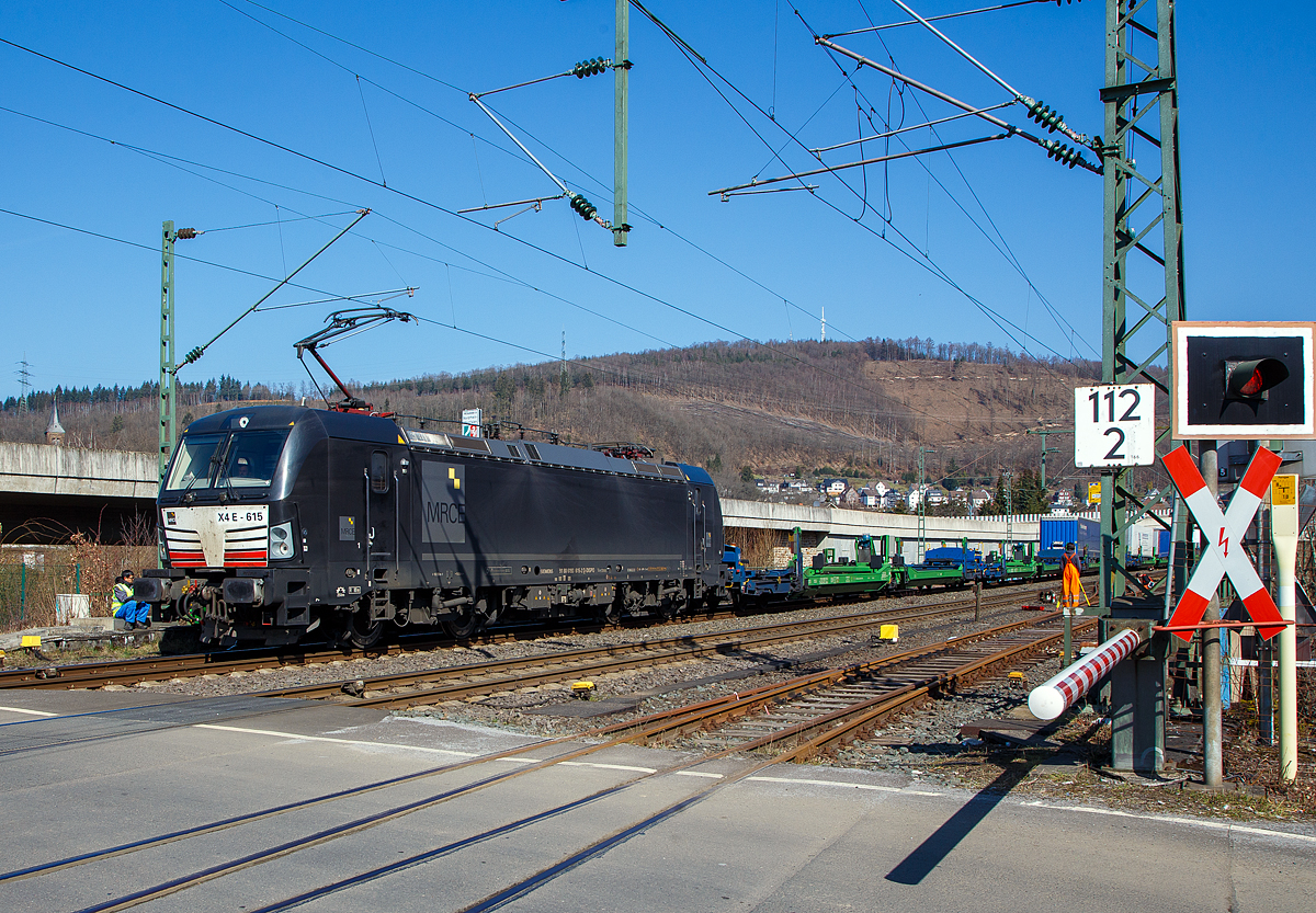 Die Siemens Vectron AC - X4 E - 615 bzw. 193 615-2 (91 80 6193 615-2 D-DISPO) der MRCE Dispolok GmbH (Mnchen) fhrt am 24.03.2021 mit dem HELROM Trailer Zug Wien – Dsseldorf, einem KLV-Zug, durch Niederschelden auf der Siegstrecke in Richtung Kln.

Die Siemens Vectron AC wurde 2015 von Siemens Mobility GmbH in Mnchen-Allach unter der Fabriknummer 22011 gebaut und an die MRCE - Mitsui Rail Capital Europe GmbH (Mnchen) als X4 E – 615 geliefert. Diese Vectron Lokomotive ist als AC – Lokomotive (Wechselstrom-Variante) mit 6.400 kW konzipiert und zugelassen fr Deutschland und sterreich, sie hat eine Hchstgeschwindigkeit von 160 km/h.