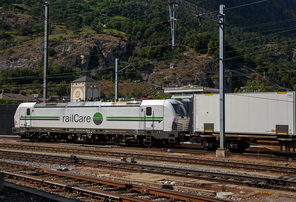 Die Siemens Vectron AC DPM (Diesel Power Modules) bzw. LM (Last Mile Diesel) Rem 476 453 „Waadt / Vaud“ (91 85 4476 453-6 CH-RLC) der railCare AG fährt am 07.09.2021 vom Simplon kommend durch Brig in Richtung Spiez. 

Die Lok wurde 2007 Siemens in München-Allach unter der Fabriknummer 22292 gebaut.

Diese topmodernen Lokomotiven weisen eine Leistung von 6.400 kW (8.700 PS) auf. Das eingebaute Diesel-Power-Modul ermöglicht das Rangieren ohne Fahrdraht. Zusätzlich sind die Vectron-Lokomotiven von Siemens mit einer Funkfernsteuerung  und einer halbautomatischen Bremsprobe ausgerüstet. Die sieben Loks der railCare AG mit Sitz in Härkingen haben die Zulassungen für Deutschland, Österreich und die Schweiz (D / A / CH) und Höchstgeschwindigkeit von160 km/h. Sie wurden 2017 bis 2018 von Siemens in München-Allach gebaut.

Die Entwicklung der Siemens Lokomotive Vectron basiert auf den Erfahrungen der erfolgreichen EuroSprinter beziehungsweise deren Weiterentwicklung Siemens ES 2007 (NMBS/SNCB-Reihe 18/19) ersetzt. Ausgereifte und bewährte Technik ist mit Flexibilität und Modularität kombiniert. Die Vectron Lokomotive ist für die vielfältigsten Verkehrsaufgaben konzipiert. Ob im nationalen oder grenzüberschreitenden Verkehr, ob im Personen- oder Güterverkehr. Es werden vier elektrische Versionen und eine dieselelektrische Version der Lokomotivplattform angeboten. Die hier gezeigten Vectron Lokomotiven sind als AC – Lokomotiven (Wechselstromlok) mit 6.400 kW Leistung) konzipiert und haben ein Diesel Power Modules (DPM) / Rangiermodul bzw. Last Mile (LM).

Die äußere Gestaltung der Vectron-Lokomotiven unterscheidet sich nur wenig von der der Siemens ES 2007; insbesondere wird das der Crashnorm entsprechende Kopfmodul bis auf einige Detailänderungen, etwa Rückblickkamera statt Seitenfenster, übernommen. Innen ist der neue Typ hingegen komplett anders aufgebaut. Der Maschinenraum besitzt im Gegensatz zur Bombardier TRAXX einen geraden Mittelgang, an dessen Seiten alle Komponenten einen festen Platz haben. In einem unter dem Boden verlaufenden Kanal verlaufen die Steuerleitungen und Druckluftrohre. Die Radsätze werden über gefederte Ritzel-Hohlwellen angetrieben.

Der Vectron unterstützt mit einer optimierten Systemauslegung und vielfältigen Funktionen für energieoptimales Abstellen. Der elektrische Vectron ermöglicht eine erhöhte elektrische Bremskraft von 240 kN. Die rückgewonnene Energie wird hocheffizient für die Versorgung von Hilfsbetrieben genutzt bzw. und wo möglich ins Netz zurückgespeist. 

Technische Daten, der Vectron AC DPM  (railCare AG)
Spurweite: 1.435 mm
Achsformel: Bo'Bo'
Länge über Puffer: 18.980 mm
Drehzapfenabstand: 9.500 mm
Achsabstand im Drehgestell: 3.000 mm
Breite: 3.012 mm
Höhe:  4.248 mm
Raddurchmesser : 1.250 mm (neu) / 1.160 mm (abgenutzt)
Gewicht:  90 t
Spannungssysteme: 15 kV, 16,7 Hz AC (Wechselstrom)
Max. Leistung am Rad:  6.400 kW 
Leistungsfaktor:  nahe 1
Höchstgeschwindigkeit: 160 km/h
Anfahrzugskraft:  300 kN
Dauerzugkraft:  250 kN
Elektrische Bremskraft: 240 kN
Leistungsdaten DPM (Diesel Power Modul):
Max. Geschwindigkeit : 40 km/h
Leistung: 180 kW (160 kW am Rad)
Kraftübertragung: Ritzelhohlwellenantrieb
Lichtraumprofil: UIC 505-1
