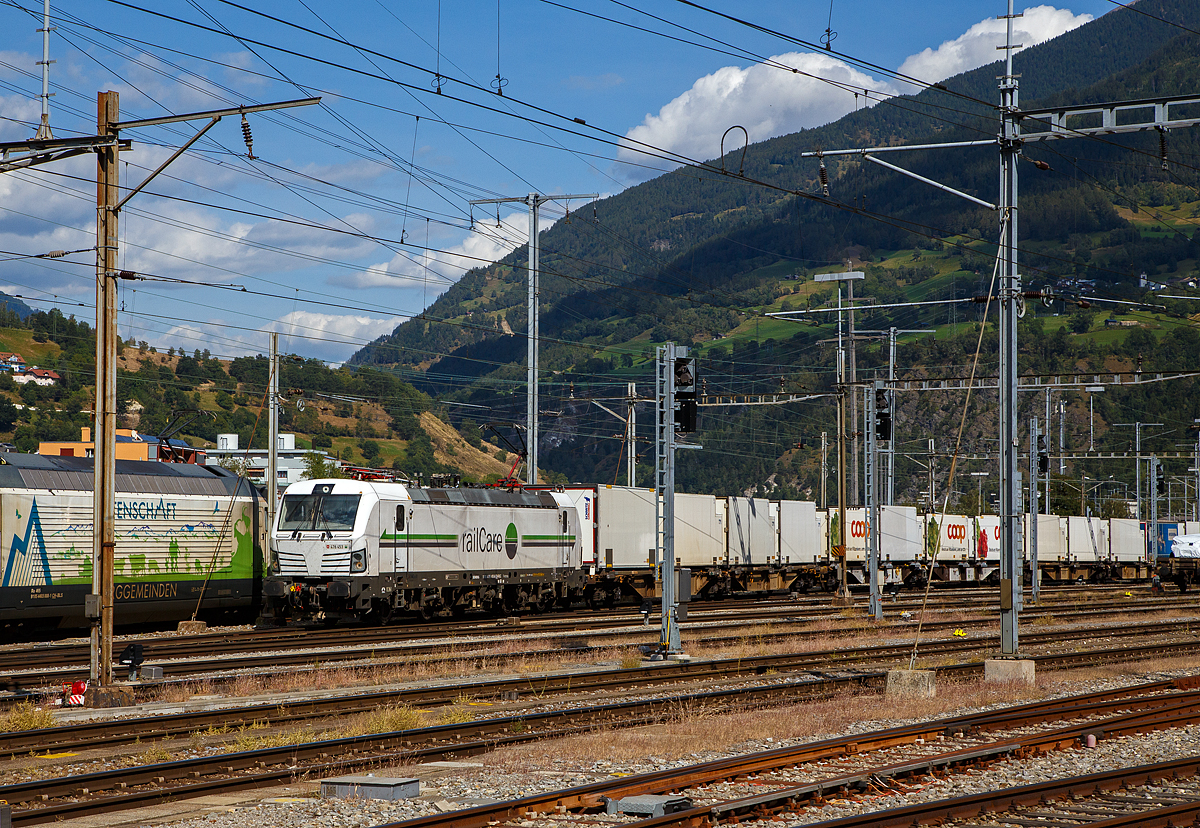 Die Siemens Vectron AC DPM (Diesel Power Modules) bzw. LM (Last Mile Diesel) Rem 476 453 „Waadt / Vaud“ (91 85 4476 453-6 CH-RLC) der railCare AG fährt am 07.09.2021 vom Simplon kommend durch Brig in Richtung Spiez. 

Die Lok wurde 2007 Siemens in München-Allach unter der Fabriknummer 22292 gebaut.
