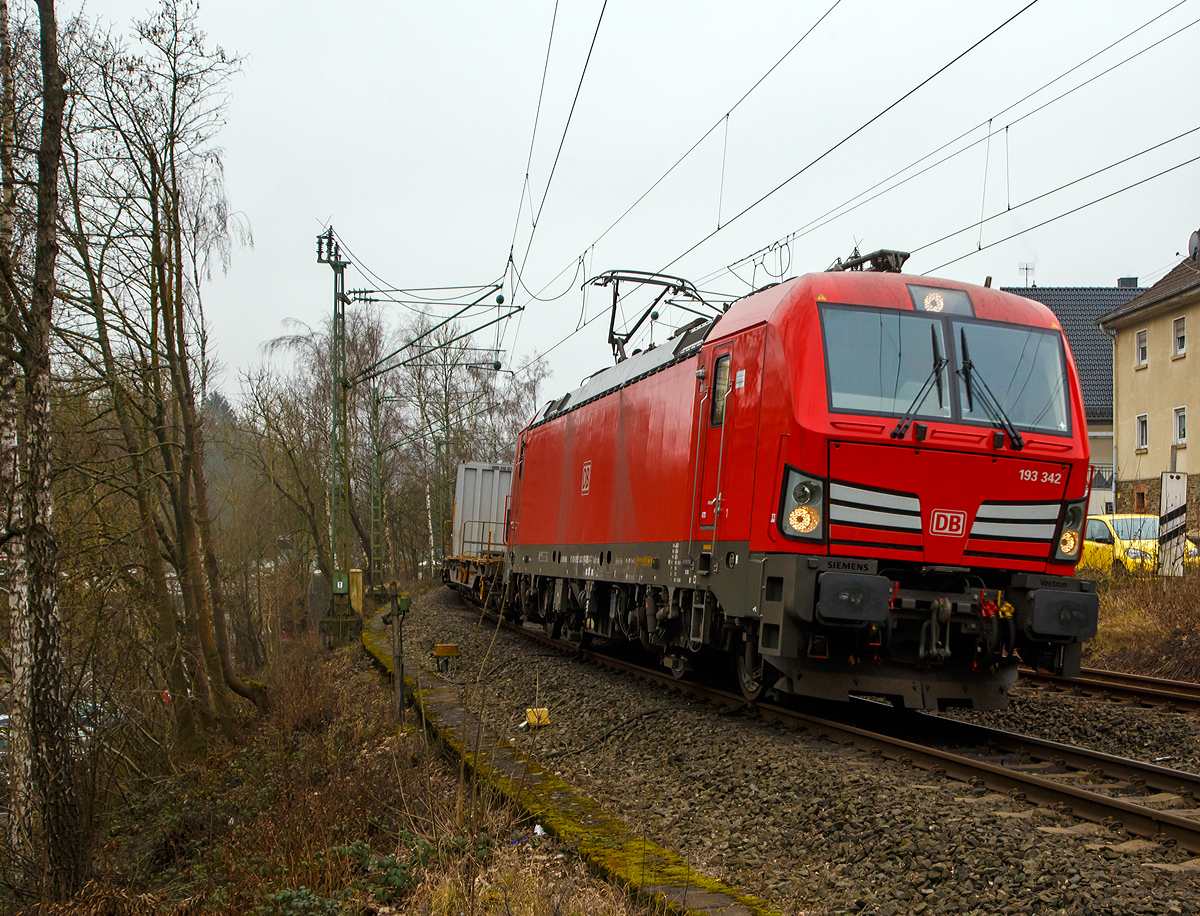 Die Siemens Vectron MS 193 342-3 (91 80 6193 343-3 D-DB) der DB Cargo AG fährt am 25.01.2020 mit einem „HUPAC-Zug“ (KLV-Zug) durch Kirchen/Sieg in Richtung Siegen.

Die Vectron MS wurde 2018 von Siemens in München unter der Fabriknummer 22422 gebaut und an die DB Cargo geliefert.  Diese Vectron Lokomotive ist als MS – Lokomotive (Multisystem-Variante) mit 6.400 kW konzipiert und zugelassen für Deutschland, Österreich, Schweiz, Italien, Belgien und Niederlande, sie hat eine Höchstgeschwindigkeit von 200 km/h. So ist es möglich ohne Lokwechsel vom Mittelmeer die Nordseehäfen Rotterdam oder Hamburg an zu fahren.

Die Vectron MS hat folgende Leistungen:
Unter 15kV, 16,7Hz und 25kV, 50Hz Wechselstrom mit 6.400kW;
unter 3kV Gleichstrom mit 6.000kW sowie
unter 1,5kV Gleichstrom 3.500kW

Auf dem Dach der Lok befinden sich vier Einholmstromabnehmer
Position A Pantograf für AC 1.450 mm breit (für Schweiz)
Position B Pantograf für DC 1.450 mm breit (für Italien)
Position C Pantograf für DC 1.950 mm breit (für Niederlande)
Position D Pantograf für AC 1.950 mm breit (für Deutschland, Österreich), Position D ist hier im Bild hinten.
