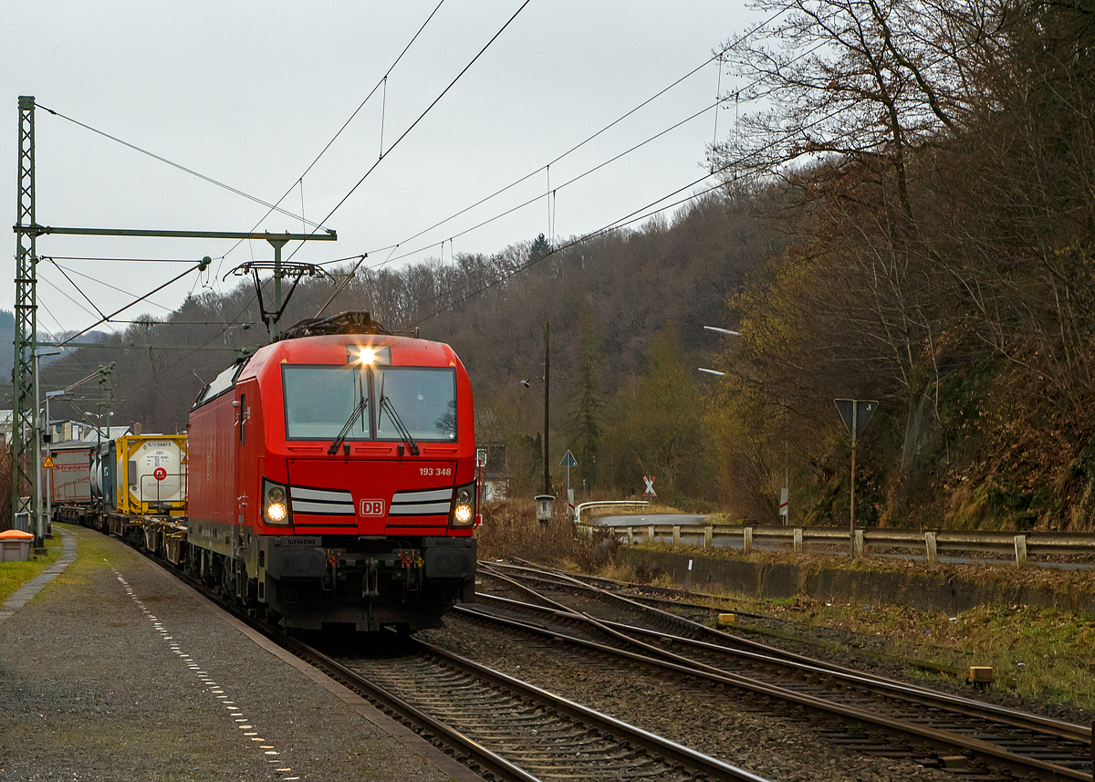 Die Siemens Vectron MS 193 348-0 (91 80 6193 348-0 D-DB) der DB Cargo AG fhrt am 15.01.2022 mit einem „HUPAC-Zug“ (KLV/Container-Zug) durch Scheuerfeld (Sieg) in Richtung Kln.

Sorry den freundlichen Gru des Lokfhrers hatte ich Vorort nicht gesehen, den ich aber hiermit gerne erwidern mchte.

Rechts von der Vectron kann man den Abzweig der Siegstrecke (KBS 460) zum Kleinbahnhof Westerwaldbahn des Kreises Altenkirchen GmbH (WEBA) erkennen. Der hier im Bild erkennbare weie Fleck an der Mauer, ist die Tafel zur Kennzeichnung der Infrastrukturgrenze zwischen WEBA der DB Netz AG.