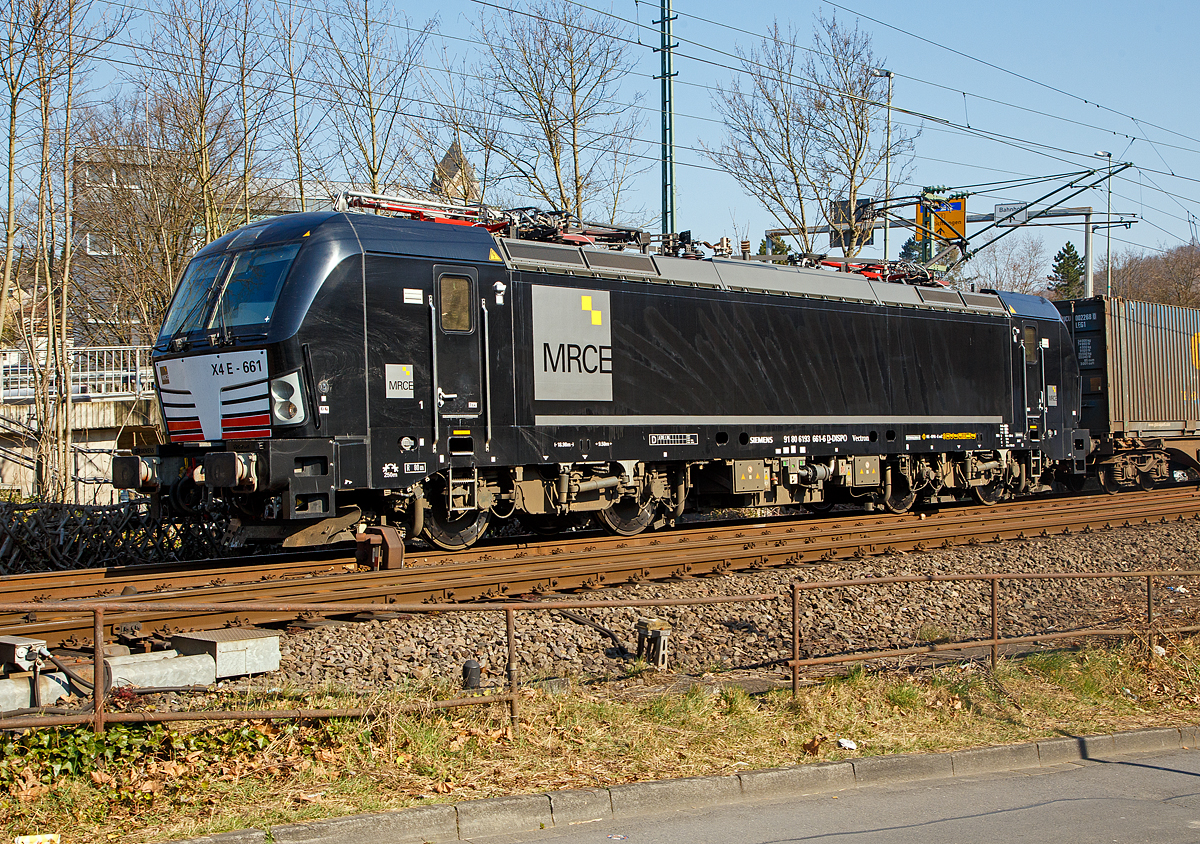 Die Siemens Vectron MS X4 E - 661 bzw. 193 661 (91 80 6193 661-6  D-DISPO) der MRCE Dispolok GmbH (München) fährt am 20.03.2022 mit einem Containerzug durch Betzdorf (Sieg) in Richtung Köln.

Die Siemens Vectron MS (160 km/h - 6.4 MW) wurde 2017 von Siemens in München-Allach unter der Fabriknummer 22237 gebaut. Sie hat die Zulassungen für Deutschland, Österreich, Schweiz, Italien, und die Niederlande.
