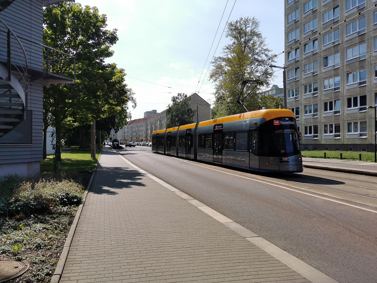 Die SL16 ist weitgehendst in fester Hand der Solaris Tramino. Hier fährt LVB 1005 als SL16 Messegelände in die Haltestelle Johannisallee ein (Solaris NGT10, LVB-Typ 39, 10.08.2023)