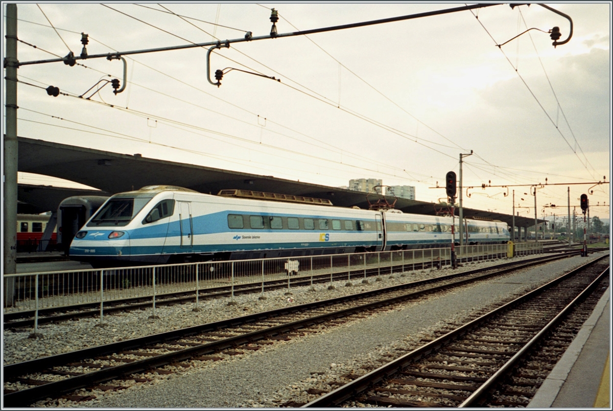 Die slowenische Bahn SŽ (Slovenske železnice) übernahm den Cisalpino ETR 470 Treno  Zero  und bestellte noch zwei weitere. Leider habe ich noch nicht eruieren können, welcher den nun drei SZ ICS der ehemalige ETR 470 Treno Zero ist.
Die Züge wurden im im Pärmium-Verkehr Ljubljana - Maribor und Ljubljana - Venezia eingesetzt. Allem Anschein nach sind die bis 200 km/h schnellen Züge weiterhin im Einsatz.

Analogbild vom Mai 2001
 

