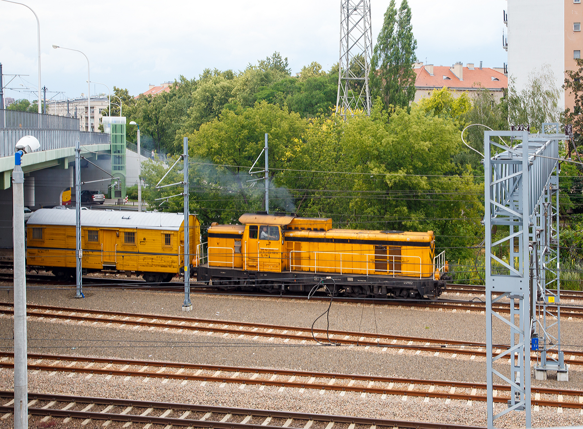 
Die SM 42 - 2646 (92 51 3 620 106-6 PL-PNI) der PNI Sp. z o.o. (Przedsiębiorstwo Napraw Infrastruktury) hat am 26.06.2017 den Bahnhof Warszawa Gdańskain (in Warschau), mit einem Wohnschlafwagen, durchfahren.

Die diesel-elektrische Lok wurde 1990 von FABLOK Chrzanw unter der Fabriknummer 6D-10505/1990 gebaut. 

TECHNISCHE DATEN der SM 42: 
Spurweite: 1.435 mm (Normalspur)
Achsanordnung: Bo'Bo
Lnge ber Puffer 14.240 mm
Drehzapfenabstand: 7.500 mm
Achsabstand im Drehgestell: 2.600 mm
Breite: 3.173 mm
Hhe: 4.400 mm 
Treibraddurchmesser  (neu): 1.100 mm
Dienstgewicht: 70 t
Tankinhalt: 2.840 l 
Dieselmotor: 8-Zylinder MTU  a8C22
Nennleistung: 588 kW (800 PS) 
Nenndrehzahl: 1000 1/min 
Traktionsmotore: 4 Stck LSF-430  173 kW
Maximale Zugkraft: 228 kN 
Leistungsbertragung: diesel-elektrisch
Hchstgeschwindigkeit: 90 km/h
Maximale Achslast:  17,5 t
Bremsanlage: Oerlikon