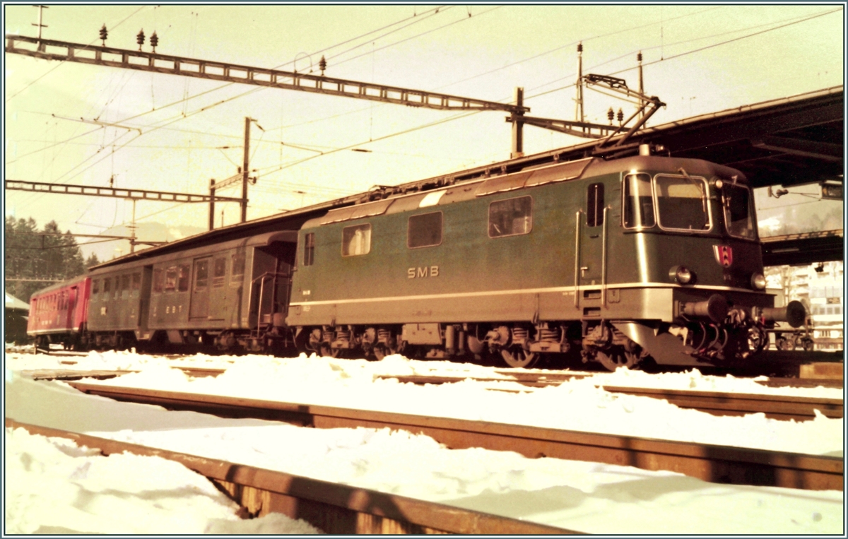 Die SMB Re 4/4 III N° 181 mit einem Regionalzug nach Solothurn in Moutier. Nun als Bildvariante mit dem ganzen Zug auf dem Bild. 

17. Jan. 1985 