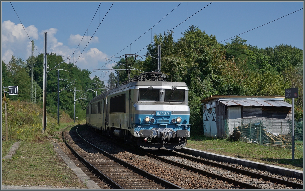 Die SNCB BB 22391 ist mit einem TER von Gen�ve nach Lyon kurz nach der Grenze bei Pugny-Chancy unterwegs. 

6. Sept. 2021