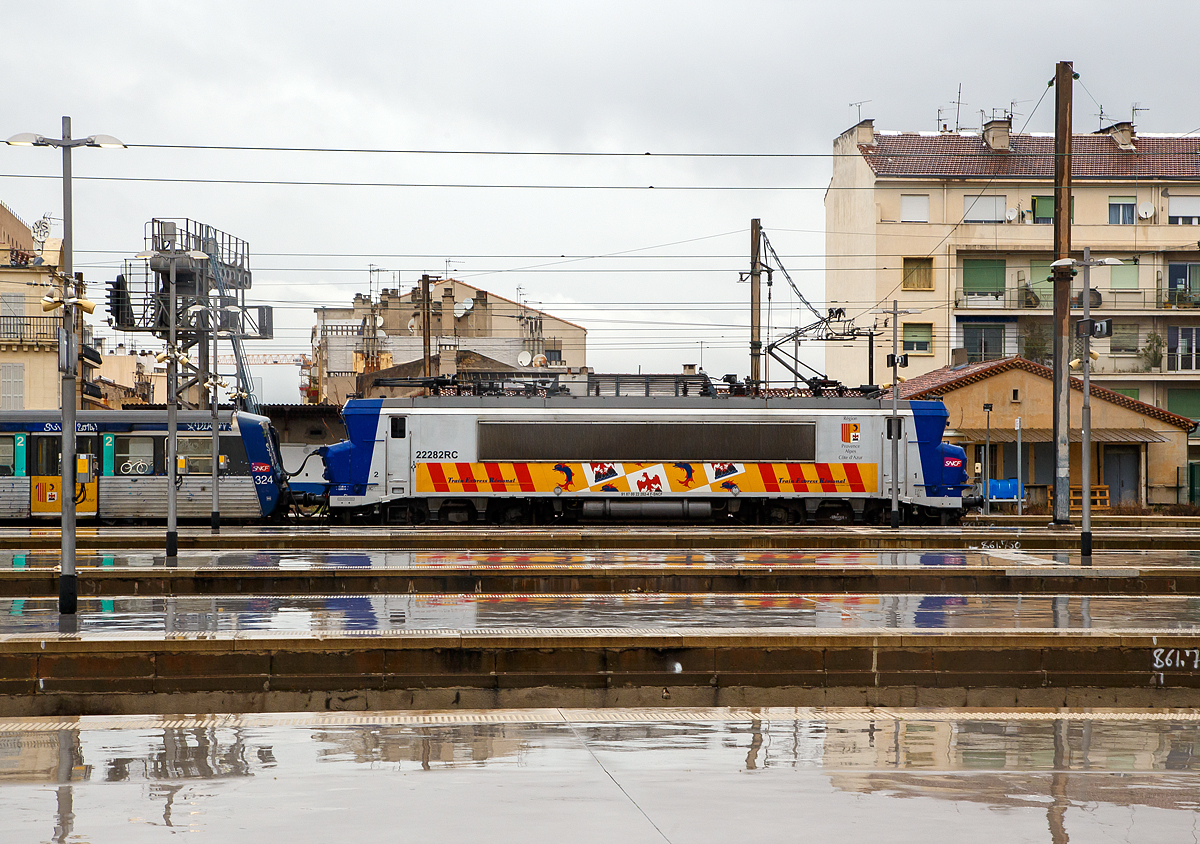 Die SNCF 22282 RC, eine BB 22200 verlässt am 25.03.2015 mit einem Personenzug den Bahnhof Marseille Saint-Charles. 

Das  RC  hinter der Loknummer zeigt dass diese Lok Wendezugtauglich ist. Ab Juni 2012 wurden für die Region Provence-Alpes-Côte d’Azur (PACA) sechzehn Lokomotiven mit herkömmlicher Wendezugsteuerung ausgerüstet, um im Regionalverkehr die Baureihe BB 25500 an den RRR- und RIO-Wendezugeinheiten abzulösen. Gleichermaßen umgebaut wurden weitere fünfzehn Lokomotiven für die ehemalige Region Nord-Pas-de-Calais. Bei dieser Art der Wendezugsteuerung erfolgt die Signalübertragung analog über spezielle Wendezugsteuerkabel. Zum Anschluss der Steuerkabel wurden die Loks auf beiden Stirnseiten mit jeweils vier Steckdosen ausgerüstet. Diese 31 Lokomotiven wurden beim Umbau in silbergrau mit blauen Führerständen umlackiert und wurden auf den Seitenflächen mit Farben und Schriftzügen ihrer jeweiligen Heimatregionen gestaltet. Ihren Betriebsnummern wurden die Buchstaben „RC“ für „réversibilité par câblots“  (Wendezugsteuerung über Kabel) hinzugefügt. 

Die BB 22200 ist eine Zweissystemlokomotive für den Einsatz sowohl auf dem mit 1,5 kV elektrifizierten Gleichstromnetz der SNCF als auch auf dem mit 25 kV 50 Hz elektrifizierten Wechselstromnetz. In den Jahren 1976 bis 1986 wurden von Alsthom in sechs Bauserien insgesamt 205 Lokomotiven gebaut.

In den 1970er-Jahren benötigte die SNCF neue Mehrsystemlokomotiven, um unter beiden Stromsystemen ohne Lokwechsel fahren zu können. Aus der ab 1971 gelieferten Baureihe BB 15000 und der ab 1976 gebauten Gleichstrombaureihe BB 7200 wurde die BB 22200 als Mehrsystemvariante entwickelt. Die Baureihenbezeichnung bildet die Summe aus denen der beiden Schwesterbauarten.

Technische Daten:
Gebaute Stückzahl:  205
Hersteller:  Alstom
Baujahre: 1976–1986
Achsformel: B'B'
Länge über Puffer: 17.480 mm
Achsabstand im Drehgestell: 2.800 mm
Drehzapfenabstand: 9.694 mm
Dienstmasse: 90 t
Triebraddurchmesser (neu): 1.250 mm
Höchstgeschwindigkeit: 160 km/h (wenige umgebaute 200 km/h)
Dauerleistung: 4.360 kW
Stromsystem: 25 kV/50 Hz AC, 1,5 kV DC
Anzahl der Fahrmotoren: 2 (TAB 674)