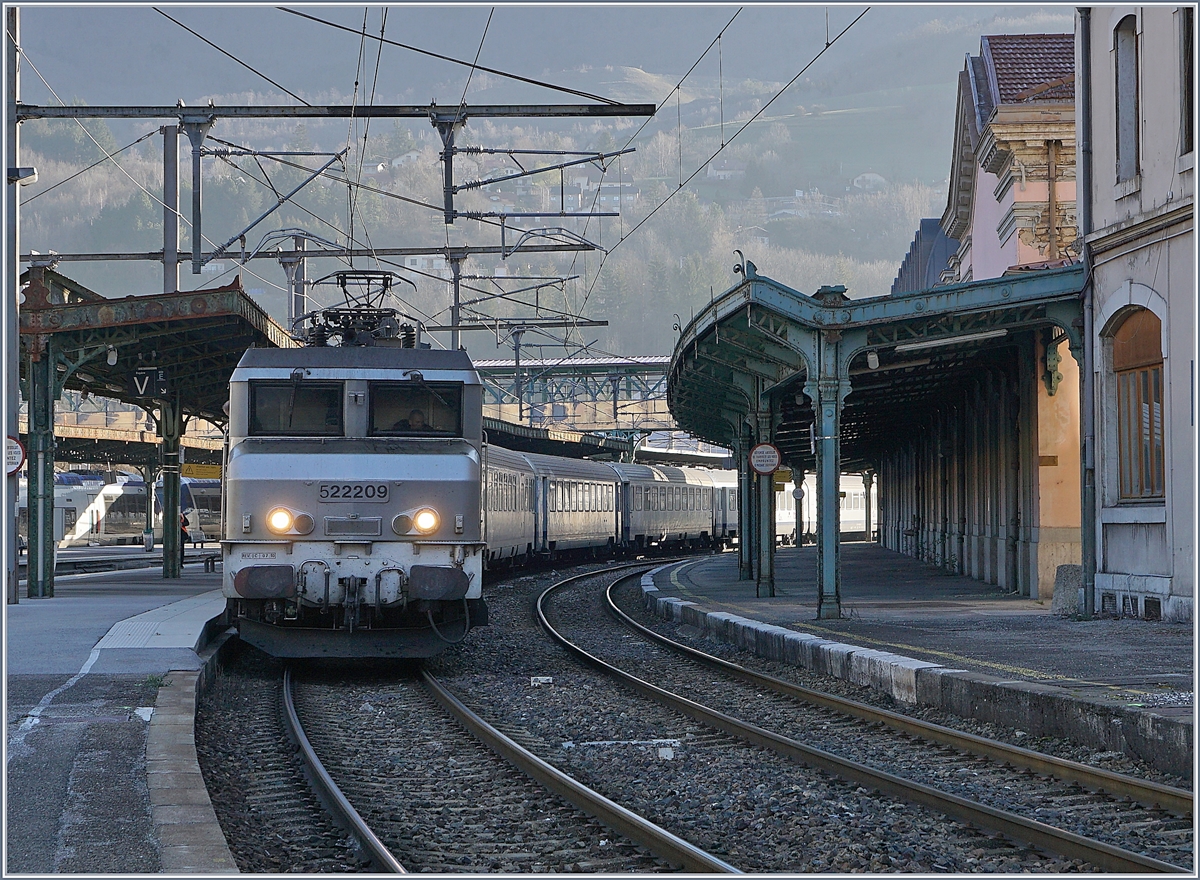 Die SNCF BB 22209 mit ihrem TER 96556 von Genève nach Lyon Part Dieu beim Halt in Bellegarde(Ain).

23. März 2019