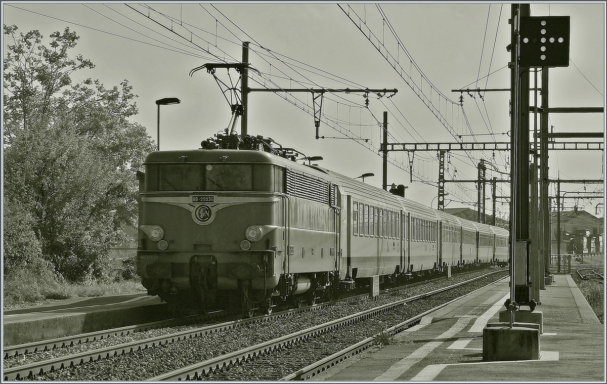 Die SNCF BB 25236 schiebt bei Vernier-Meyrin einen TER von Lyon in Richtung Genève. Damals war die Strecke noch mit Gleichstrom elektrifiziert. 

27. August 2009