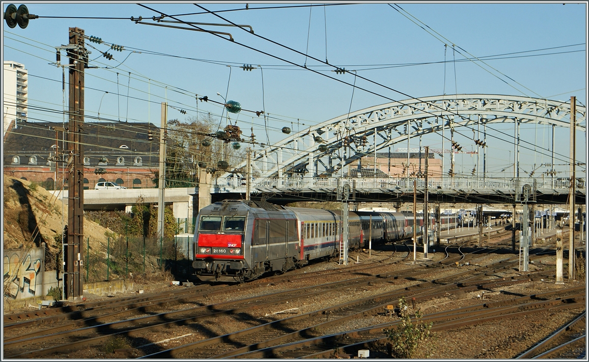 Die SNCF BB 26 160 verlässt mit dem IC 90  Vauban  von Zürich nach Bruxelles Mulhouse. 
10. Dez. 2013