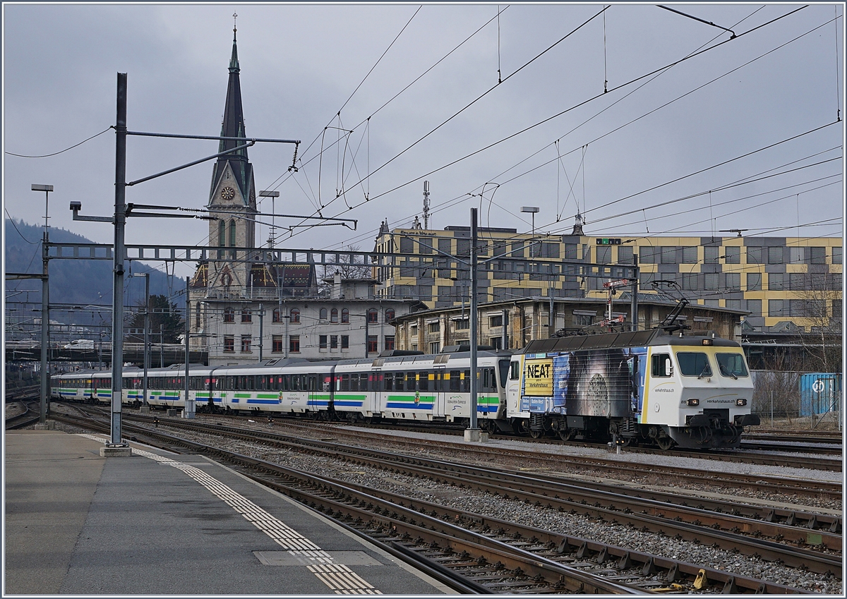 Die SOB Re 446 015 erreicht mit ihrem Voralpen Express St.Gallen. Am Schluss des Zuges (und auf diesem Bild nicht nicht zu sehen) schiebt eine weiter Re 446. 
17. März 2018
