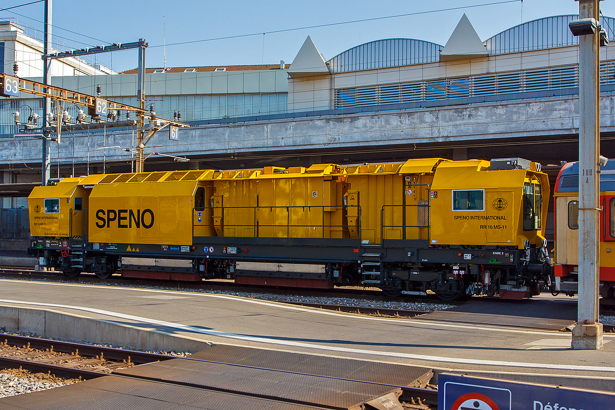 
Die SPENO Schienenschleifeinheit RR 16 MS-11, Schweres Nebenfahrzeug Nr. 99 85 9127 102-3 CH- SPENO am 29.05.2012 im Bahnhof Lausanne. Der hier am Ende vom Zugverband, davor befindet sich der Gleismesswagen 99 85 936 2 000-3 und gezogen wird er von der BLS 465 015-6 „La Vue-des-Alpes“.

Die Schienenschleifeinheit RR 16 MS-6 wurde von MATISA Matériel Industriel S.A. (Crissier, Schweiz) gebaut und an die SPENO International S.A. (Meyrin, Schweiz) geliefert. 

Die Maschine ist für Schienenschleifarbeiten an Strecken und Weichen geeignet, die Bearbeitung ist in beide Fahrtrichtungen möglich.

TECHNISCHE DATEN:
Spurweite: 1.435 mm (Normalspur)
Achsformel: B'B'
Länge über Puffer: 21.920 mm 
Drehzapfenabstand: 14.700 mm
Achsabstand im Drehgestell: 1.800 mm
Laufraddurchmesser: 920 mm (neu)
Eigengewicht: 86.700 kg
Dienstgewicht: 88.900 kg
Motorleistung: 708 kW
Höchstgeschwindigkeit: 100 km/h (Eigen und geschleppt)
Bremse: 2x KE-GPmZ
Bremsgewichte (je Drehgestell): P=34t G=24 t
kleinster bef. Gleisbogen: 80 m
Zul. Anhängelast: 120 t
Zur Mitfahrt zugel. Personenzahl: 6
Kraftstoffvorrat: 2.800 l  (Diesel)
Zugelassen für Streckenklasse: D2 und höher