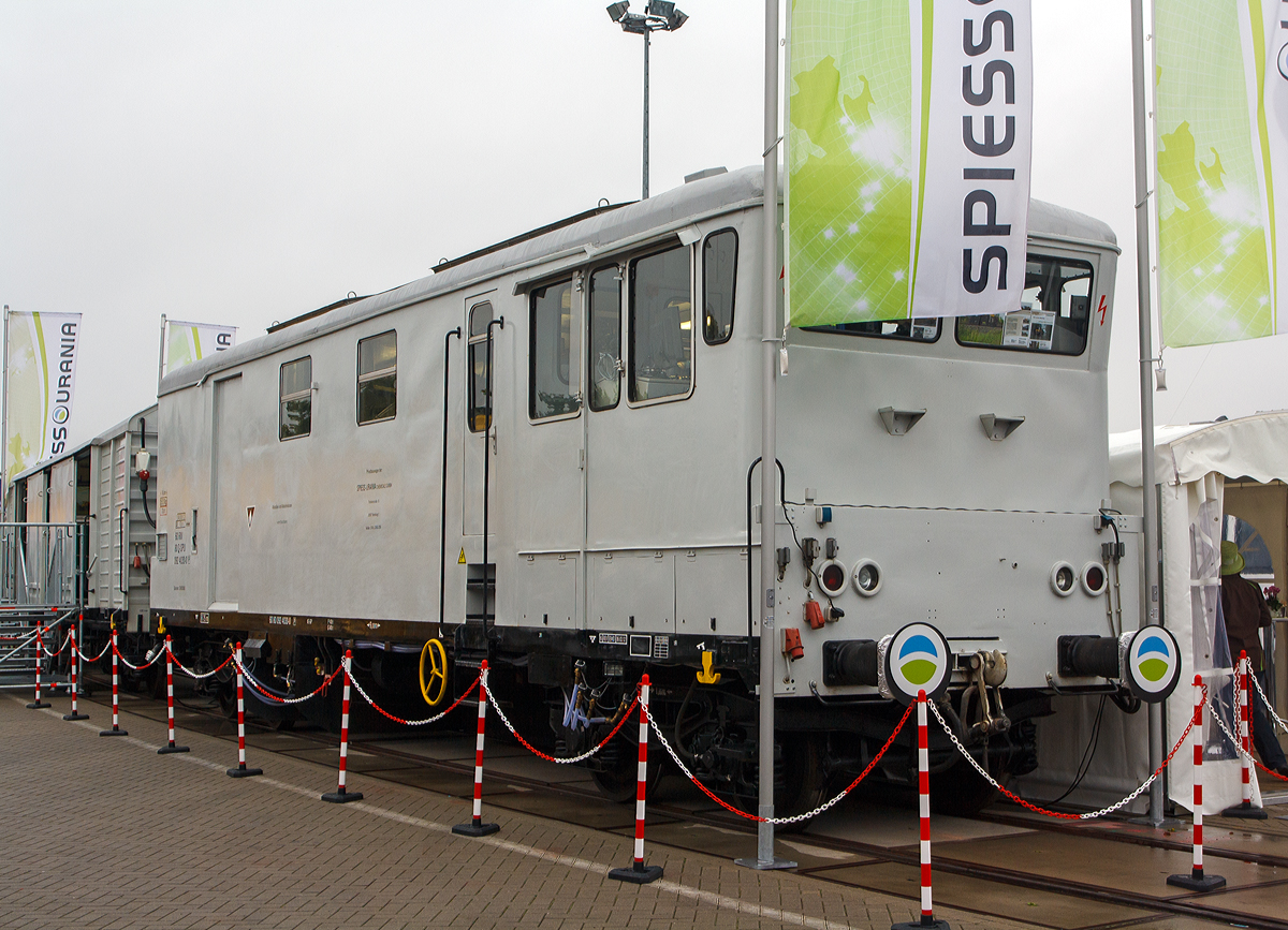
Die Spiess-Urania Chemicals GmbH aus Hamburg präsentierte auf der InnoTrans 2014 in Berlin (26.09.2014) ihren Unkrautsprengwagen 60 80 092 4030-0 D-SPU (heute hat er die neue UIC-Nr. 99 80 9395 018-1 D-SPU).

TECHNISCHE DATEN (laut Anschriften):
Spurweite: 1.435 mm (Normalspur)
Anzahl der Achsen: 4 in 2 Drehgestellen
Länge über Puffer: 14.040 mm
Drehzapfenabstand: 9.000 mm
Achsabstand im Drehgestell: 1.800 mm
Eigengewicht: 35.310 kg
Nutzlast: 12.000 kg
Höchstgeschwindigkeit: 100 km/h
Kleinster befahrbarer Gleisbogen: R 75 m
Bremse: KE-GP
Handbremse: Ja