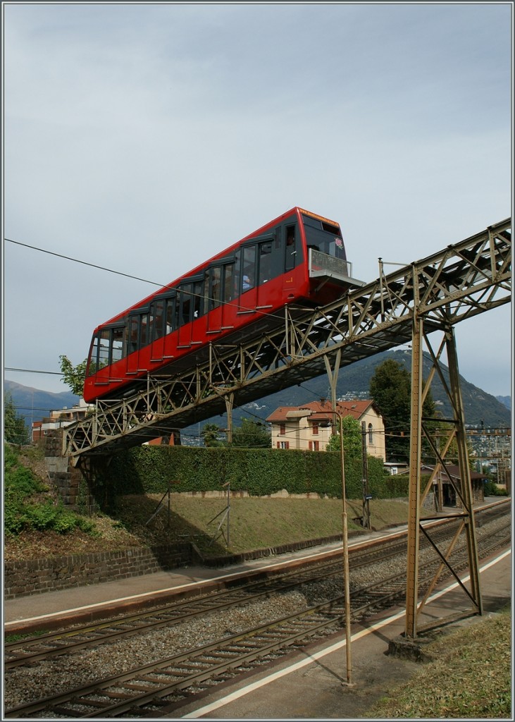 Die Strecke der Standseilbahn zum San Salvatore führt in Lugano Paradiso quer über die Gleise der Gotthardbahn. 
14. Sept. 2013