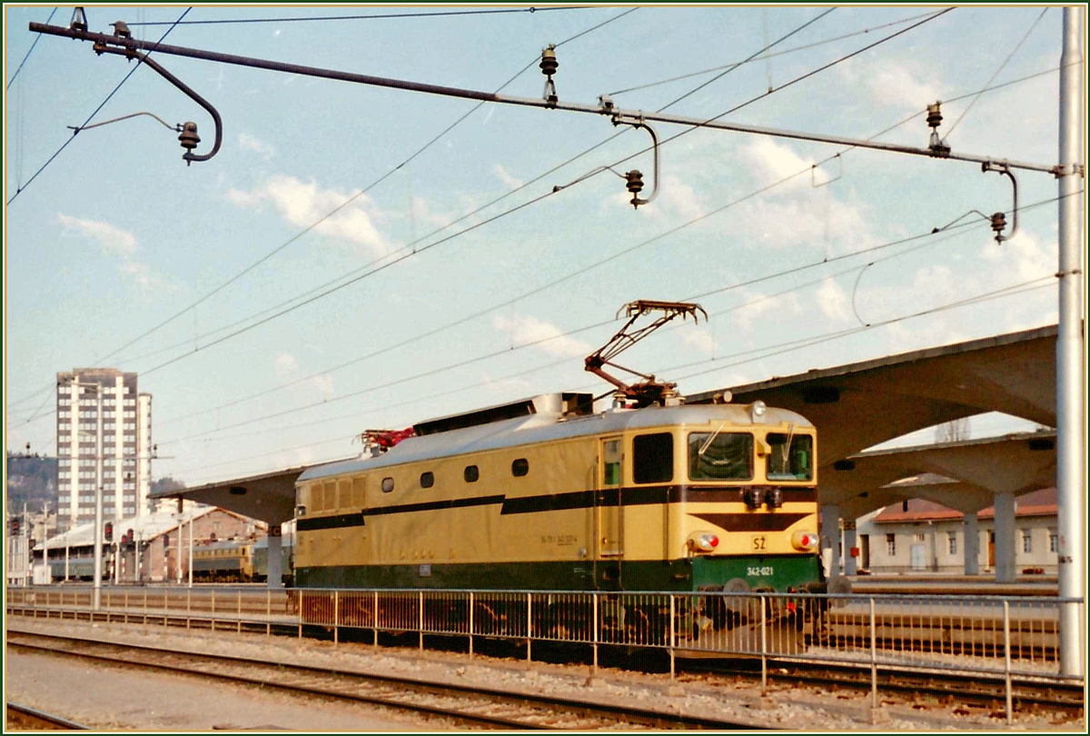 Die SZ 342 021 rangiert in Ljubljana.

Analogbild vom Ende März 1995