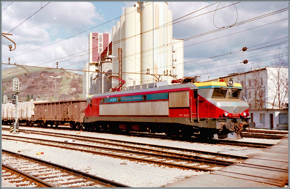 Die SZ 363 034-1 wartet mit einem Güterzug in Maribor auf die Weiterfahrt.

30. März 1995