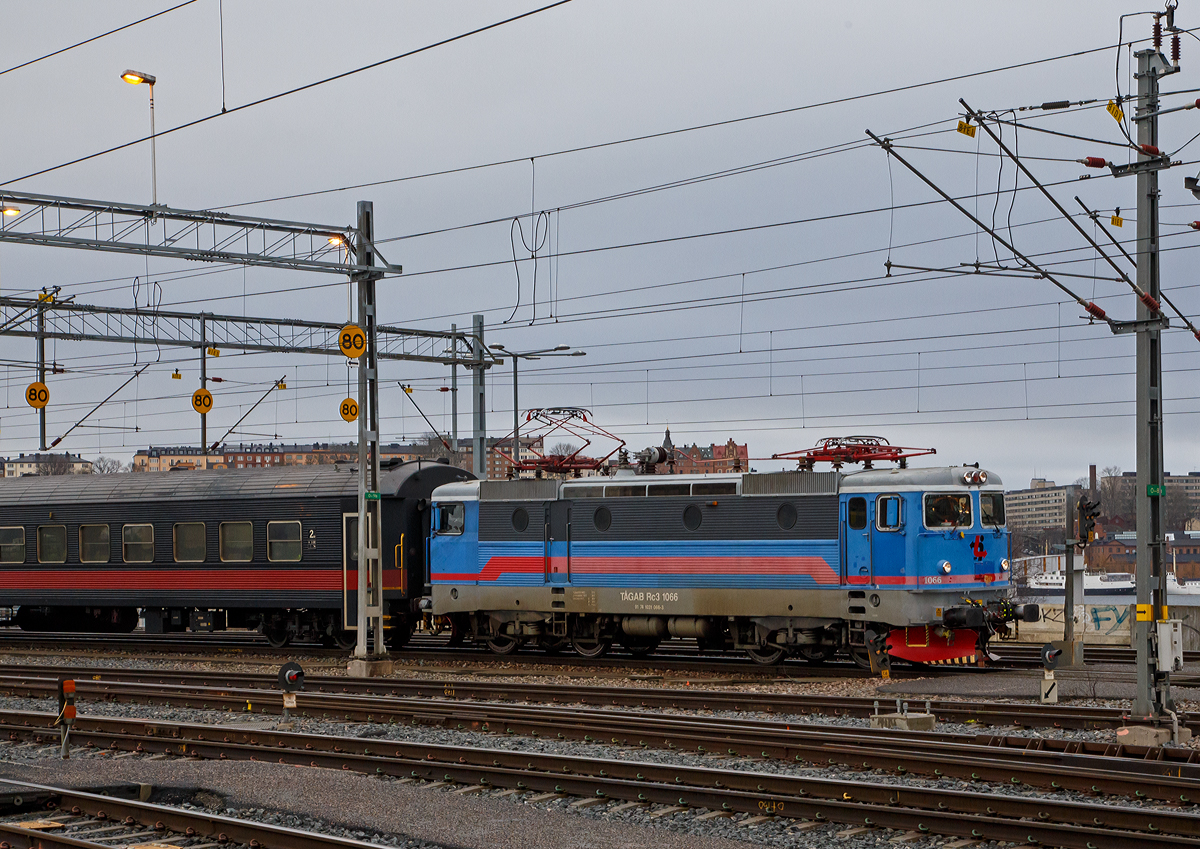 
Die TÅGAB Rc3 1066 (91 74 1031 066-3), TÅGAB steht für Tågåkeriet i Bergslagen AB, erreich am 21.03.2019 mit einem Personenzug Stockholm Central.

Die Rc3 wurde 1971 von ASEA unter der Fabriknummer 1670 gebaut und an die SJ geliefert. Im Jahr 1976 wurde sie in eine Rc2 umgebaut (135 km/h), 1978 erfolgte wieder der Rückumbau zur Rc3.

Die Rc3 sind, abgesehen von der Getriebeübersetzung, mit den Rc2 identisch. Durch diese Übersetzung sind die Rc3 für eine Geschwindigkeit von 160 km/h ausgelegt. Ursprünglich wurden 1970/71 zehn Rc3 für SJ gebaut. Sie waren vor allem für schnelle Reisezüge vorgesehen, beförderten jedoch umlaufbedingt zeitweise Güterzüge. Sie erhielten die Nummern 1057–1066.
