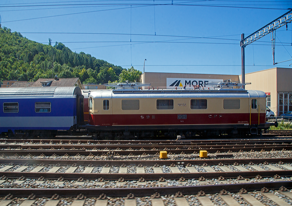 Die TEE-CLASSICS Re 4/4 I – 10034 (91 85 4410 034-3 CH-TEECL), ex SBB 10034, ex SBB 434 ist am 11.07.2022 in Sissach abgestellt. Bild aus einem fahrenden IC durch die Scheibe. 

Die Re 4/4I ist eine ab dem Jahr 1946 gebaute leichte elektrische Schnellzuglokomotiven der Schweizerische Bundesbahnen, kurz SBB, die in zwei unterschiedlichen Serien gebaut wurden. Diese Lokomotiven sind die ersten Drehgestelllokomotiven der SBB. Die SBB entschieden sich bewusst für eine leichte Schnellzuglokomotive mit nur etwa 14 Tonnen Achslast, um auch höhere Kurvengeschwindigkeiten fahren zu können und damit anders als die damalige Berner Alpenbahn-Gesellschaft Bern–Lötschberg–Simplon, kurz BLS, die die bereits ab 1944 gebauten Universallokomotive Ae 4/4 mit 20 Tonnen Achslast beschaffte.

Als Aufgabenbereich war ihnen vor allem die Führung von Schnellzügen auf der Ost-West-Transversale der Schweiz zugedacht,  die die nachfolgenden Kriterien erfüllen musste:
•	Die Lokomotive sollte die gleiche Kurvengeschwindigkeit wie die erwähnten Leichttriebwagen fahren können, das heisst in der Regel 10 km/h schneller als andere Lokomotiven. Die statische Achslast durfte deshalb 14 t nicht überschreiten.
•	Die Lokomotive musste auf Steigungen bis 12 ‰ Züge bis 300 t mit den gleichen Geschwindigkeiten und Fahrzeiten wie die Leichttriebwagen befördern.
•	Auf Steigungen bis 10 ‰ sollte ein Zug mit 480 t auf 75 km/h beschleunigt werden können, im Flachen auf 125 km/h.
•	Eine Rekuperationsbremse musste vorhanden sein, mit der bei 38 ‰ Gefälle das Lokomotivgewicht und bei kleineren Gefällen dazu eine Teil der Anhängelast abgebremst werden konnte. Die 2 Serie wurde ohne Rekuperationsbremse ausgeführt.
•	Eine elektropneumatische Hüpfersteuerung mit 24 Fahr- und mindestens 8 Bremsstufen sollte eingebaut werden.
•	Die Lokomotive musste von einem Steuerwagen oder einer zweiten Lokomotive ferngesteuert werden können.
•	Die Lokomotive sollte im Aussehen zu den Leichtstahlwagen passen.

Die zweite Serie (427 bis 450 bzw. 10027 bis 10050):
Durch das Fehlen der Fernsteuerung war die zweite Serie nicht in der Lage, im ferngesteuerten schiebenden Zustand zu verkehren. Deshalb sind beide Seitengänge für den Zugang zu den Maschinen und Apparaten offen. Die Maschinen besitzen auch keine stirnseitigen Übergänge. Die Lüftung wurde bei diesen Maschinen durch zwei hoch liegende Lüftungsjalousien auf beiden Seiten gelöst. Dazwischen lagen, auch beidseitig, zwei Fenster.

Einsatz:
Die Lokomotiven verkehrten lange Zeit im Schnellzugdienst, insbesondere im Mittelland auf den Linien Zürich–Genf und Luzern–Schaffhausen. Abgelöst wurden sie von den RBe 4/4-Triebwagen.  Die Lokomotiven der ersten Serie kamen dank ihrer Pendelzugfähigkeit anschließend in einen lang dauernden Einsatz im Regionalverkehr. Sie konnten dabei ihre Leistungsfähigkeit auch auf Bergstrecken wie den Gotthardrampen nochmals eindrücklich unter Beweis stellen.

Die Lokomotiven der zweiten Serie wurden in der zweiten Phase ihrer Einsatzdauer einerseits für den Einsatz im hochqualifizierten Reisezugverkehr (TEE Rheingold, TEE Bavaria) und andererseits im Regionalzugverkehr eingesetzt. Die Lokomotiven 10033, 10034, 10046 und 10050 erhielten 1972 den TEE-Anstrich und die Loks 10033 und 34 einen Stromabnehmer mit breiter 1.950 mm-Wippe nach DB/ÖBB-Norm für den TEE Bavaria bis Lindau.

Die Lokomotiven beider Baulose waren auch immer gut für die Führung von Ersatzleistungen zu Regelzügen. Als damals einzige Lokomotive mit einer Höchstgeschwindigkeit von V max von 125 km/h waren die Re 4/4I auch häufig mit Versuchszügen unterwegs, bis sie von den Re 4/4II abgelöst wurden.

TECHNISCHE DATEN der Re 4/4 I der 2. Serie:
Hersteller: SLM, BBC, MFO, SAAS
Baujahre: 1946 bis 1951(2. Serie 1951)
Ausmusterung: 1996 bis 1998
Spurweite: 1.435 mm (Normalspur)
Achsfolge: Bo'Bo'
Gebaute Stückzahl: 50 (davon 23 der 2. Serie)
Dienstgewicht: 57 t
Länge über Puffer: 14.900 mm
Drehzapfenabstand: 7.800 mm
Achsabstand im Drehgestell: 3.000 mm
Treibraddurchmesser: 1.040 mm
Breite: 2.950 mm
Höhe: 3.700 mm
Leistung: 1.850 kW (2.480 PS)
Stundenzugkraft: 85 kN
Anfahrzugkraft: 135 kN
Höchstgeschwindigkeit: 125 km/h 
Stromsystem:  15 kV, 16,7 Hz AC
