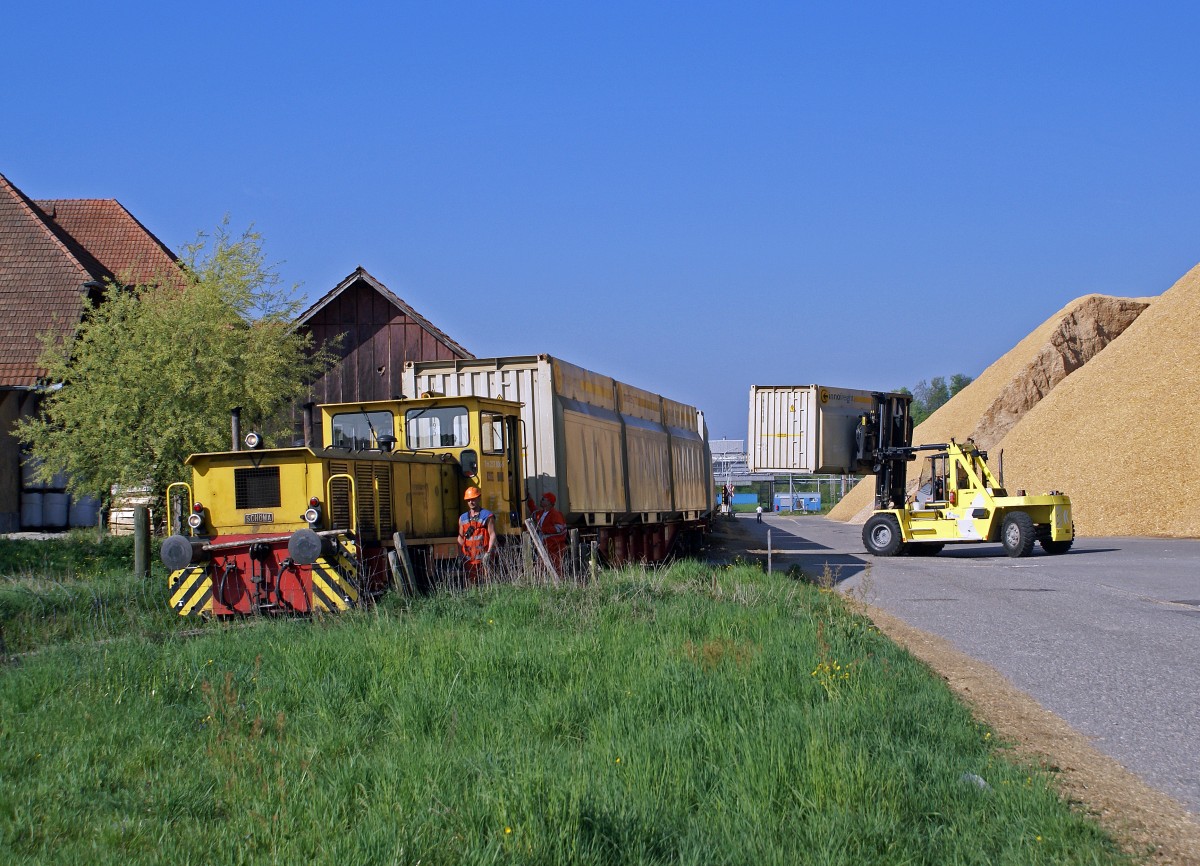 Die Tm 2/2 237 806-5  SCHOEMA  im Dienste der Cellulosefabrik Attisholz. Die ehemalige Cellulosefabrik Attisholz wurde Ende 2008 von ihrem letzten Eigentmer Borregard, einem Tochterunternehmen des norwegishen Mischkonzerns Orkla, geschlossen. Noch im Jahre 2007 wurde auf vollen Touren gearbeitet. Sehr oft pendelten Ganzzge der Rail Cargo Austria mit Holzschnitzel-Container der Firma inno freight aus Bruck an der Mur zwischen Domat/Ems und Luterbach-Attisholz. Tm 2/2 237 806-5  SCHOEMA  im Grosseinsatz auf dem Holzplatz der Cellulosefabrik Attisholz am 21. April 2007.
Foto: Walter Ruetsch