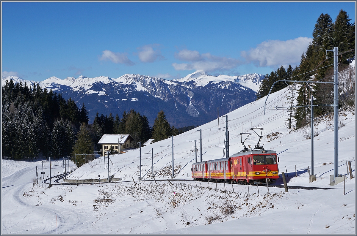 Die TPC BVB HGe 4/4 31 zieht zwei Reisezugwagen kurz nach Col-de-Soud Richtung Col de Bretaye. Der Zug ist als Regionalzug 818 unterwegs.

5. Mrz 2019