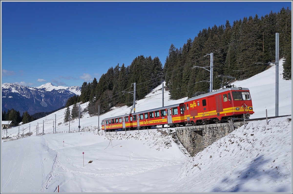 Die TPC BVB HGe 4/4 31 fährt mit ihrem passenden Zug beim Col-de-doud Richtung Villars.

5. März 2019