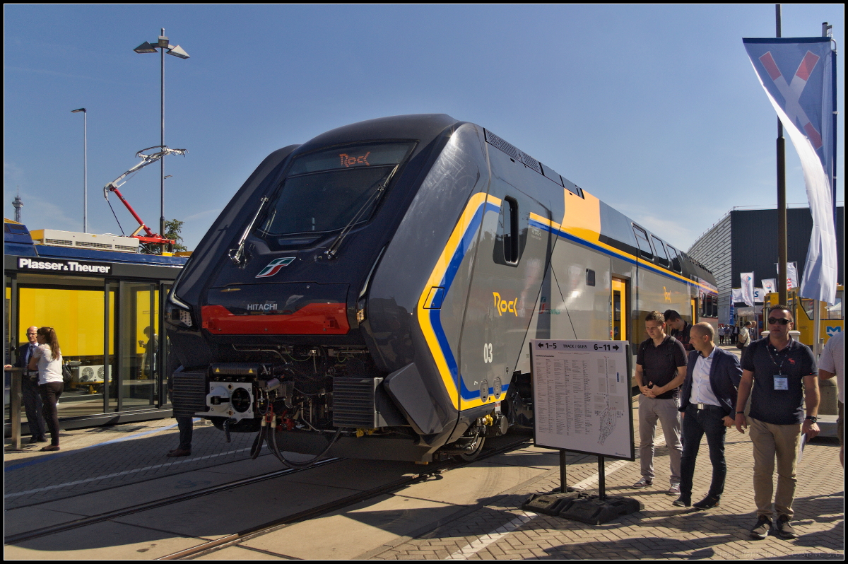 Die Trenitalia bestellte bei Hitachi 200 Doppelstockz�ge des Typ  Rock  f�r den Regionalverkehr.  Bei dem auf der InnoTrans 2018 in Berlin vorgestellten Elektrotriebzug handelt es sich einen 5-teiligen Zug mit 700 Pl�tzen und ist 136 m lang. Der Zug erreicht eine maximale Geschwindigkeit von 160 km/h. Komfortable Sitze und mehr Beinfreiheit sollen das Reisen verbessern. Ausgestattet ist der Zug zudem mit behindertngerechten WC, ein besonders eingerichtetes Kinderabteil und Wi-Fi. Er entspricht auch den Anforderungen der EU-Spezifikationen f�r behinderte Menschen, so das bereits neben den T�ren entsprechende Pl�tze eingerichtet sind. Der Triebzug mit dem markanten Design stand w�hrend der InnoTrans 2018 in Berlin auf dem Freigel�nde der Messe und konnte besichtigt werden.