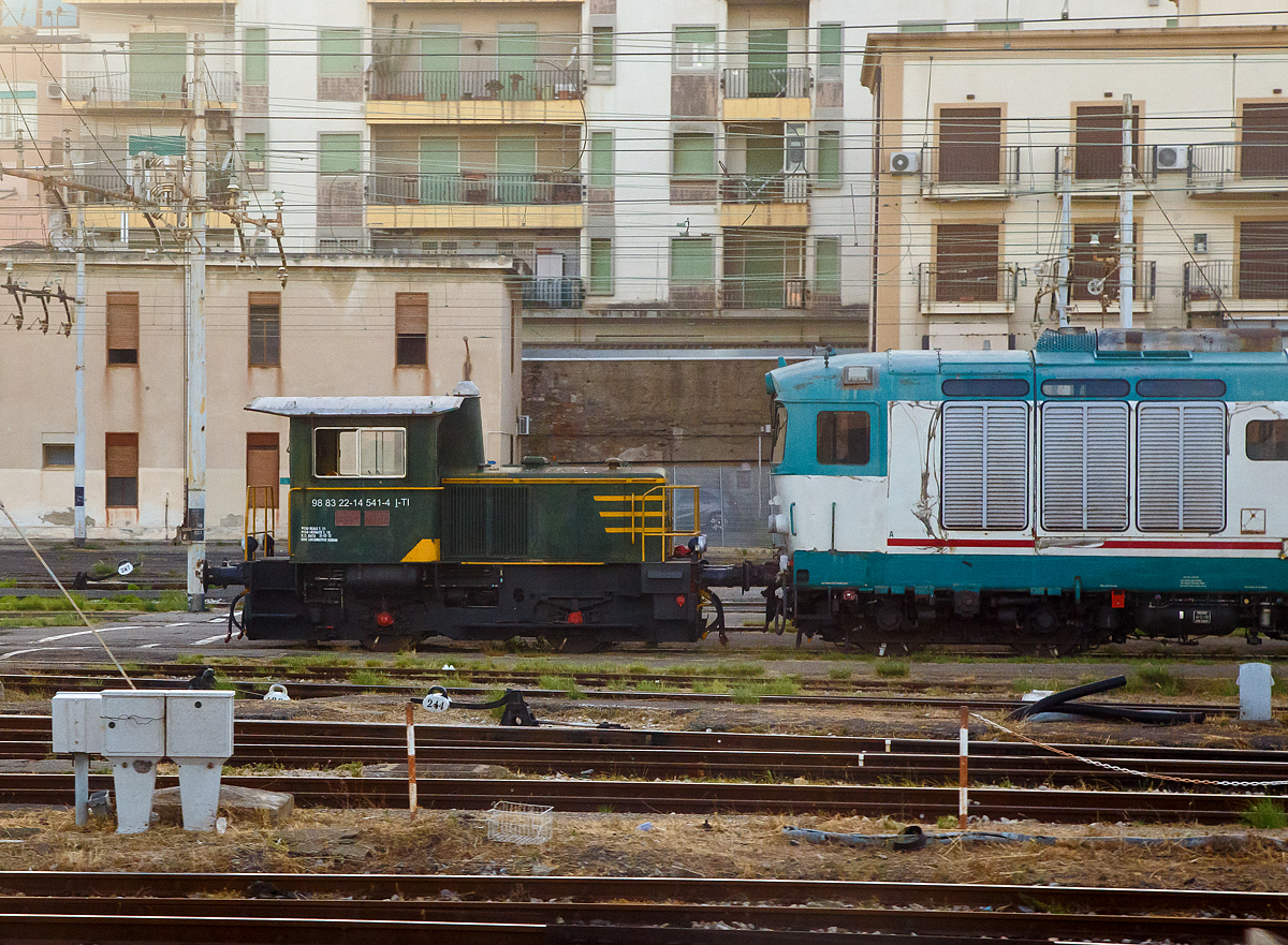 Die Trenitalia D.214.4241 bzw. 214 541-4 (98 83 22-14 541-4 I-TI) steht am 16.07.2022 beim Bahnhof Messina Centrale vor der Trenitalia D.445.1064 bzw. 445 064-7.

Diese zweiachsigen Normalspur-Rangierlokomotiven kamen seit 1964 bei den italienischen Staatsbahnen FS zum Einsatz. Von der ersten Bauserie, der D.214.7000 wurden 20 Stck zwischen 1964 und 1965 gebaut. Darauf folgten 156 Stck der Bauserie D.214.1000 zwischen 1970 und 1979. Ab 1979 bis 1986 wurde dann 319 Stck der Serie „4000“ (D.214.4001 – 4319), von verschiedenen Herstellern, gebaut. Zu dieser Serie gehrt diese hier.

Angetrieben werden Diesellokomotiven der Serie 214.4000 von einem luftgekhltem 4-Takt V8-Zylinderdieselmotor mit Direkteinspritzung vom Typ VM Motori 1308 V mit einer Leistung von 175 kW Leistung bei 1.800 U/min, jedoch gedrosselt auf 95 kW (130 PS) Leistung fr gute Haltbarkeit und Zuverlssigkeit. Auf die Abtriebswelle des Dieselmotors ist ein hydraulisches Voith L 33 U Turbogetriebe (Breda in Lizenz gebaut) aufgesteckt, dem wiederum ein Breda-Wendegetriebe folgt, das schlielich die Kraft ber zwei Duplexrollenketten auf die Achsen bertrgt. Das Turbogetriebe hat drei whlbare Gnge, mit denen Geschwindigkeiten von 11,21 und 35 km/h erreicht werden. Zum anderen wird durch einen Whlhebel ein anderes bersetzungsverhltnis (Rangiergang) eingestellt, das die Geschwindigkeit auf 20 km/h begrenzt. 

Die Lokomotive ist mit einer Druckluftbremsanlage mit Westinghouse-Bremse ausgestattet. Auch die Sandksten werden mit Druckluft angetrieben.

TECHNISCHE DATEN (D.214.4000):
Hersteller: Socimi, Badoni, Greco, San Giorgio, Fipem
Baujahre: 1979 - 1986
Gebaute Anzahl: 319
Nummerierung (ex): FS D.214.4001 - 4319
Spurweite:  1.435 mm (Normalspur)
Achsformel:  B
Lnge ber Puffer: 7.168 mm
Achsabstand: 2.506 mm
Treibraddurchmesser:  910 mm (neu)
Dienstgewicht:  21 t
Hchstgeschwindigkeit:  35 km/h (im Rangiergang 20 km/h)
Dieselmotor: luftgekhlter V8-Zylinder 4-Takt Dieselmotor mit Direkteinspritzung vom Typ VM Motori 1308
Motorleistung:  95 kW (130 PS) bei 1.800 U/min Nennleistung (gedrosselt)
Dauerleistung am Rad:  69 kW (94 PS)
Max. Anfahrzugkraft: 50 kN
