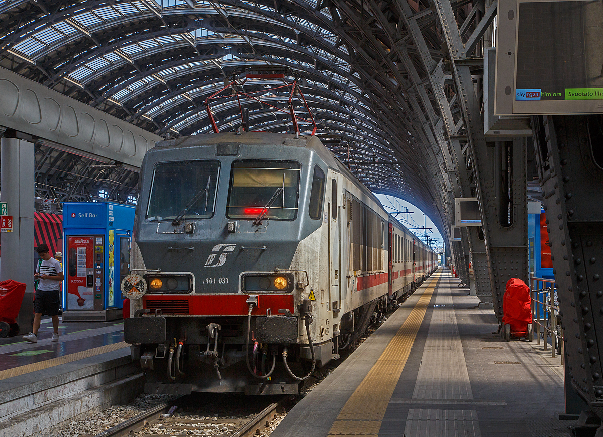 Die Trenitalia E.401.031 (91 83 2401 031-6 I-TI), ex FS E.402.031 (E.402A), erreicht am 12.07.2022, mit einem IC 555, den Bahnhof Milano Centrale (Mailand Hbf).

Die ex FS E.402A wurde 2018 durch die Trenitalia O.M.C.L. Foligno (mechanischer Teil) und dem spanischen Hersteller CAF (elektrischer Teil) zur E.401.031 umgebaut.
