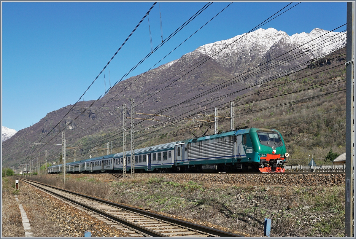 Die Trenord E 464 238 (UIC 91 83 2464 238-4 I-TN) mit ihrem Regionalzug 10415 von Domodossola nach Milano Porta Garibaldi kurz nach Premosello Chiavenda. 

8. April 2019  