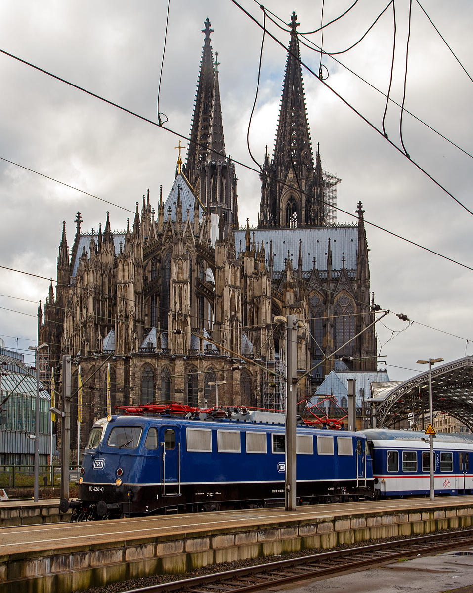 
Die TRI 110 428-0 (91 80 6110 428-0 D-TRAIN), ex DB E 10 428, steht mit einem National Express Zug am 22.12.2018 im Hauptbahnhof Köln, vor der wohl weltweit größten Bahnhofskapelle, dem Kölner Dom.

Die E 10 wurde 1966 von Krauss-Maffei in München-Allach unter der Fabriknummer 19203 gebaut, die Elektrik ist von SSW (Siemens-Schuckert-Werke), bis 2016 fuhr sie für die DB. 