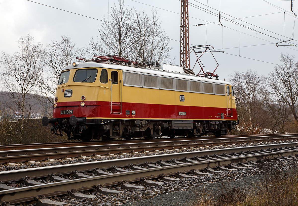 Die TRI E10 1309 (91 80 6113 309-9 D-TRAIN) der Train Rental International GmbH hat am 18.03.2021 als Lokzug in Rudersdorf (Kr. Siegen), an der Dillstrecke (KBS 445), Hp 0. Sie muss erst einen Güterzug überholen lassen.

Die Lok, eine sogenannte „Bügelfalten“ E10.12 mit Henschel-Schnellfahrdrehgestellen für dem TEE Rheingold bzw. TEE Rheinpfeil, wurde 1963 von Krauss-Maffei in München-Allach unter der Fabriknummer 19014 gebaut (der elektrische Teil ist von Siemens) und an die Deutschen Bundesbahn als E10 1309 geliefert. Mit der Einführung des EDV-gerechte Nummernsystems erfolgte zum 01.01.1968 die Umzeichnung in DB 112 309-0. Nach der deutschen Wiedervereinigung und dem darauffolgenden Vereinigung der beiden deutschen Staatsbahnen (DB und DR) wurde sie zum 01.01.1991 in DB 113 309-9 umgezeichnet und fuhr so bis zur Ausmusterung und Verkauf im Jahr 2014.

TECHNISCHE DATEN:
Spurweite: 1.435 mm
Achsformel: Bo’Bo’
Länge über Puffer: 16.440 mm
Drehzapfenabstand:  7.900 mm
Achsabstand im Drehgestell:  3.400 mm
Dienstgewicht: 85,0 t
Höchstgeschwindigkeit: 160 (zeitweise 120 km/h)
Stundenleistung: 3.700 kW (kurzzeitig bis 6.000 kW)
Dauerleistung: 3.620 kW
Anfahrzugkraft: 275 kN
Treibraddurchmesser: 1.250 mm
Stromsystem:  15 kV 16 ⅔ Hz ~
Anzahl der Fahrmotoren: 4
Antrieb: Gummiringfeder
Bremse: mehrlösige Knorr-Einheits-Druckluftbremse, Zusatzbremse, fremderregte elektrische Widerstandsbremse (max. Bremsleistung 2.000 kW, Dauerleistung 1.200 kW)
