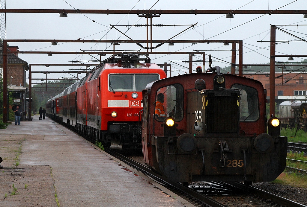 Die übliche Prozedur in Padborg...DSB Köf II 285 holt sich die beiden 120er und rangiert sie dann um....Padborg 16.06.2013