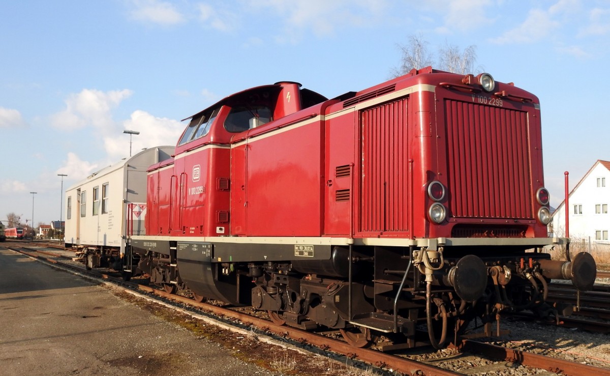 Die V 100 2299 der VEB hat den Tragschnabelwagen mit dem Transformator nach Vöhringen gebracht, am 08.03.2016.