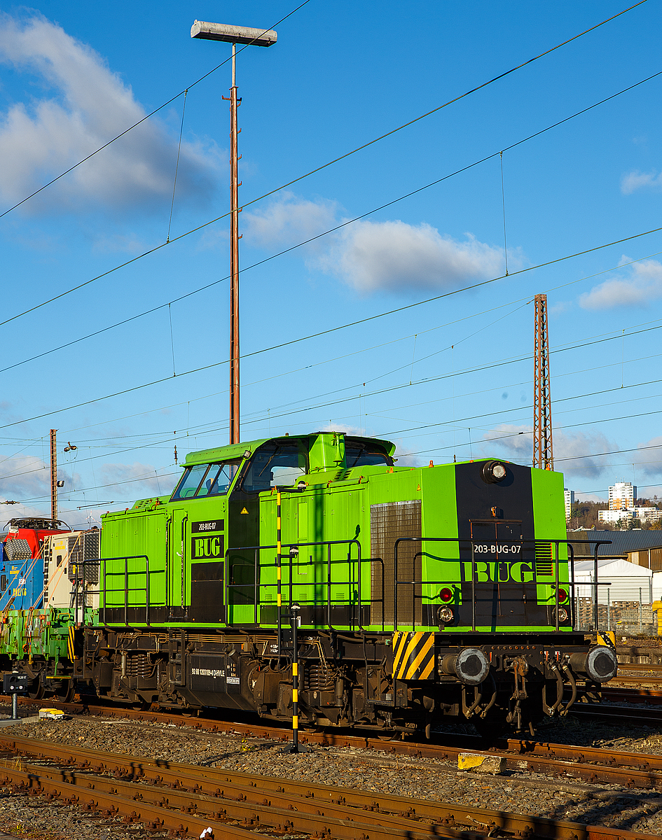 Die V 160.4 / 203 109-4 (92 80 1203 109-4 D-HVLE) zurzeit (seit März 2021) als BUG 203-BUG-07 an die BUG Vermietungsgesellschaft mbH (Hoppegarten) vermietet, ist am 22.11.2021 in der Abstellgruppe in Kreuztal mit einem Bauzug abgestellt.

Die ex DR V 100.1 wurde 1975 bei LEW (VEB Lokomotivbau Elektrotechnische Werke  Hans Beimler , Hennigsdorf) unter der Fabriknummer 15086 gebaut und als 110 814-1 an die DR ausgeliefert. 1987 erfolgte der Umbau im BW Stendal und Umzeichnung in DR 112 814-9, die Umzeichnung in DR 202 814-0 erfolgte zum 01.01.1992 und ab 01.01.1994 dann DB 202 814-0, die Ausmusterung bei der DB erfolgte 1999 und ging dann an SFZ - Schienenfahrzeugzentrum Stendal (heute ALS - ALSTOM Lokomotiven Service GmbH, Stendal), hier erfolgte der Umbau gemäß Umbaukonzept  BR 203.1  in die heutige 203 109-4. Im Jahr 2006 wurde sie an die hvle - Havelländische Eisenbahn AG (Berlin-Spandau) verkauft. wo sie als hvle V 160.4 geführt wird. Zum 01.01.2007 bekam sie dann die NVR-Nummer 92 80 1203 109-4 D-HVLE.

Angetrieben wird die 100 km/h schnelle Lok von einem Caterpillar V-12-Zylinder-Viertakt-Dieselmotor mit Turboaufladung und Ladeluftkühlung vom Typ CAT 3512 DI-TA (170 mm Bohrung / 190 mm Hub) mit einer Leistung von 1.305 kW / 1.772 PS. Die CAT 3512 DI-TA Typenbezeichnung bedeutet: 35 - Bauart 3500; 12 - 12 Zylinder; DI – Dieselmotor; TA - Turbomotor mit Ladeluftkühlung. 

Technische Daten:
Spurweite: 1.435 mm (Normalspur)
Achsanordnung: B'B'
Länge über Puffer: 14.240 mm
Höhe über SO: 4.255 mm
Radsatzabstand im Drehgestell: 2.300 mm
Drehzapfenabstand: 7.000 mm
Leistungsübertragung: dieselhydraulisch
Höchstgeschwindigkeit: 100 km/h
Kleinste Dauerfahrgeschwindigkeit: 18 km/h
Motorleitung: 1.305 kW / 1.772 PS
Kleinster befahrbarer Gleisbogenradius: 100 m