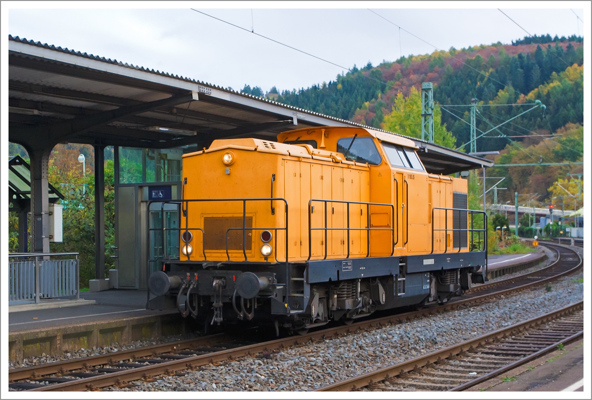 Die V 180.05 (203 161-5) der SGL-Schienen Gter Logistik GmbH, ex DR 110 619-4, ex DB 201 619-4, durchfhrt am 26.10.2013 den Bahnhof Betzdorf/Sieg in Richtung Kln. 

Die V 100.1 wurde 1973 bei LEW (VEB Lokomotivbau Elektrotechnische Werke „Hans Beimler“, Hennigsdorf) unter der Fabriknummer 13937  gebaut und als 110 619-4 an die DR ausgeliefert, 1992 die Umzeichnung in DR 201 619-4 erfolgte 1992, die Ausmusterung bei der DB erfolgte 1996. Im Jahre 1997 ging sie an KEG - Karsdorfer Eisenbahngesellschaft mbH, 2004 an ARCO Transportation GmbH, in Jahre 2008 ging sie dann an ALSTOM Lokomotiven Service GmbH in Stendal hier erfolgte dann der Umbau gem Umbaukonzept  BR 203.1  in die heutige 203 161-5 und 2009 als V180.05 bei der SGL. Sie trgt die NVR-Nummer 92 80 1203 161-5 D-SGL.

Technische Daten:
Spurweite: 1.435 mm (Normalspur)
Achsanordnung: B'B'
Leistungsbertragung: dieselhydraulisch
Hchstgeschwindigkeit: 100 km/h
Kleinste Dauerfahrgeschwindigkeit: 18 km/h
Motorleitung: 1.500 bis 1.800 PS (Motorentyp ?)
Lnge ber Puffer: 14.240mm
Hhe ber SO: 4.255mm
Radsatzabstand im Drehgestell: 2.300mm
Drehzapfenabstand: 7.000mm
Kleinster befahrbarer Gleisbogenradius: 100m