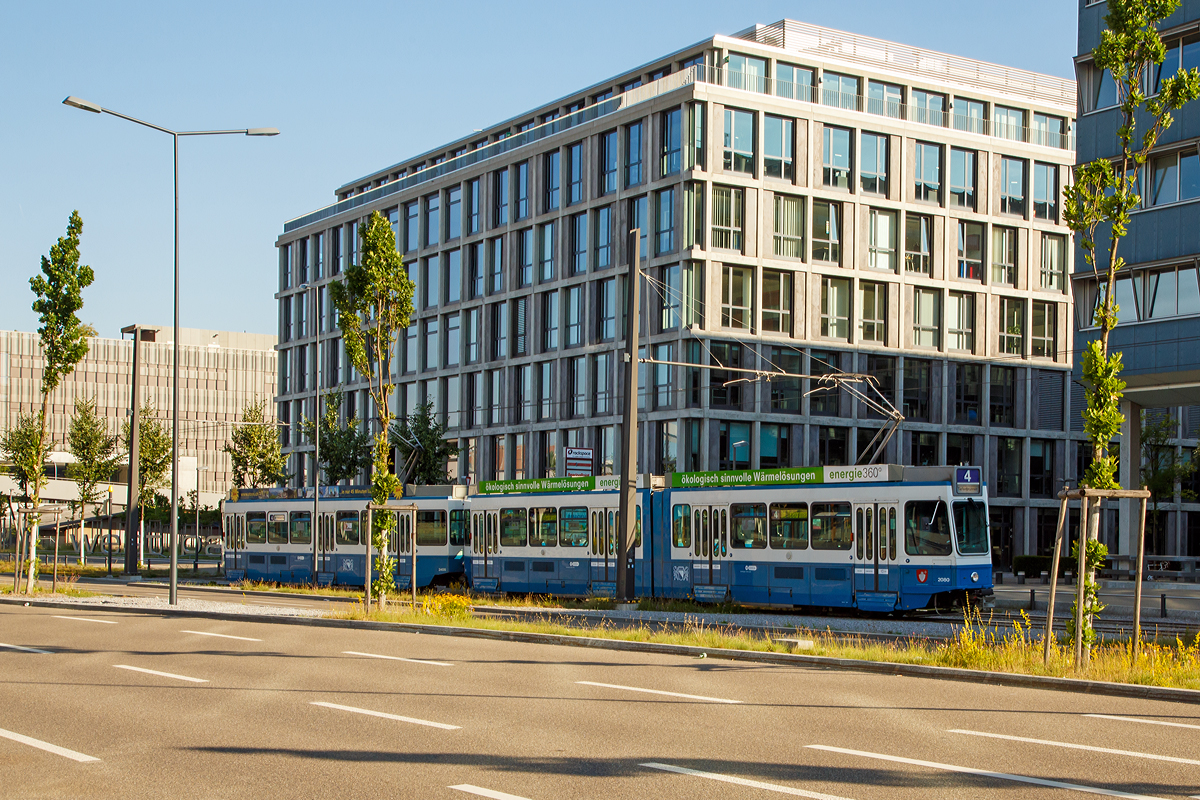 Die VBZ Tram 2000 (Be 4/6 Nr. 2080 gekuppelt mit dem führerstandlosen motorisierten Anhänger  Be 2/4 „Pony“ Nr. 2405) erreicht am 07.06.2015 , als Linie 4 zum Bf. Tiefenbrunnen die Station Technopark (Zürich).

Die Tram 2000 ist der Name eines Tramtyps der von den Verkehrsbetrieben Zürich (VBZ) betriebenen Straßenbahn Zürich mit der Bauartenbezeichnung Be 4/6 (bzw. Be 2/4 und Be 4/8), welche zwischen 1976 und 1992 gebaut wurden.  

In einer zweiten Beschaffung, zwischen 1985 und 1987, folgten weitere 52 Be 4/6, zudem als führerstandlose Bei-Triebwagen kamen nun 20 vierachsige Großraumwagen (Be 2/4) in den Bestand, die den Spitznamen «Pony» erhielten. Da sich die Motorisierung der ersten Serie als zu schwach erwiesen hatte, erhielten die Fahrzeuge der zweiten Serie stärkere Motoren eingebaut. Die führerstandlosen Wagen können nur in Doppeltraktion als zweiter Wagen (Anhänger) hinter einem gewöhnlichen Be 4/6 eingesetzt werden, für Rangierfahrten im Depot sind sie allerdings vorne und hinten mit Hilfsführerständen ausgestattet

Technische Daten  (2. Serie - Motorwagen Be 4/6  Tram 2000 ):
Fahrzeugnummer: 2046 – 2098
Baujahre:   1985 bis 1987
Stückzahl: 52 (Motorwagen)
Spurweite:  1.000 mm (Meterspur)
Achsformel: B'2'B'
Länge über Kupplung:  21.400 mm
Breite: 2.200 mm
Höhe: 3.600 mm
Leergewicht:  26,5 Tonnen
Leistung: 308 kW / 420 PS  (2 Motoren à 154 kW / 210 PS)  
Stromsystem: 600 V DC
Sitzplätze: 48 
Stehplätze: 35 (bei 2 Personen pro m² )

Technische Daten  (2. Serie - Motorisierter Anhänger Be 2/4  Pony ):
Fahrzeugnummer: 2401 - 2420
Baujahre:   1985 bis 1987
Stückzahl: 20 
Spurweite:  1.000 mm (Meterspur)
Achsformel: 2'B'
Länge über Kupplung:  15.400 mm
Breite: 2.200 mm
Höhe: 3.600 mm
Leergewicht:  18,5 Tonnen
Leistung: 154 kW / 210 PS (1 Motor)  
Stromsystem: 600 V DC
Sitzplätze: 35
Stehplätze: 26 (bei 2 Personen pro m² )
