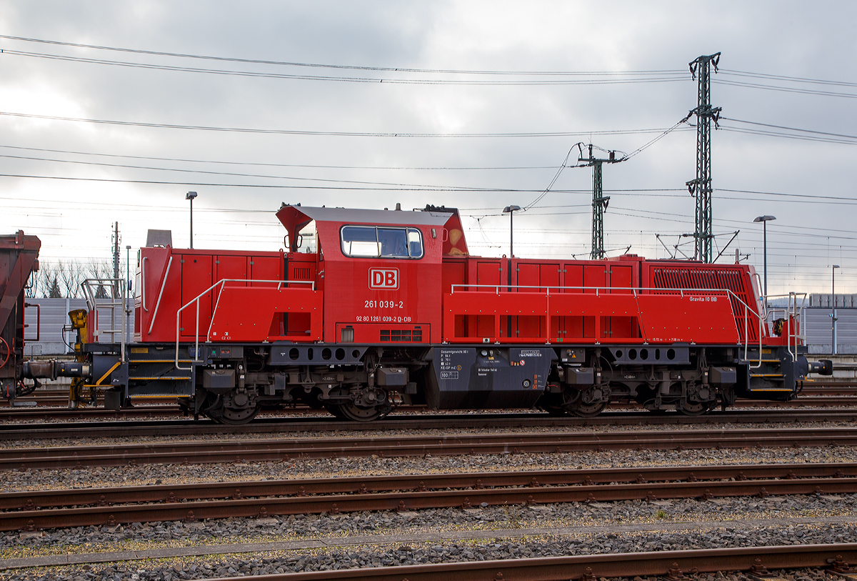 
Die Voith Gravita 10 BB, 261 039-2 der DB Cargo am 01.12.2017 beim Bahnhof Montabaur.

Die Voith Gravita 10 BB wurde 2011 unter der Fabriknummer L04-10090 gebaut. Nach sechs Jahren hat die moderne Lok hat schon die ersten Alterungsspuren. 