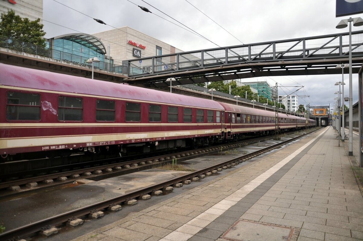 Die vordere Hälfte vom Wacken-Sonderzug in Neu-Ulm am 06.08.2023. Die Lok, eine 193, steht mit dem ersten Wagen bereits in der Unterführung. Die 13 Wagen passen nicht in den Bahnhof, und der Zug ist über 45 Minuten vor Plan.