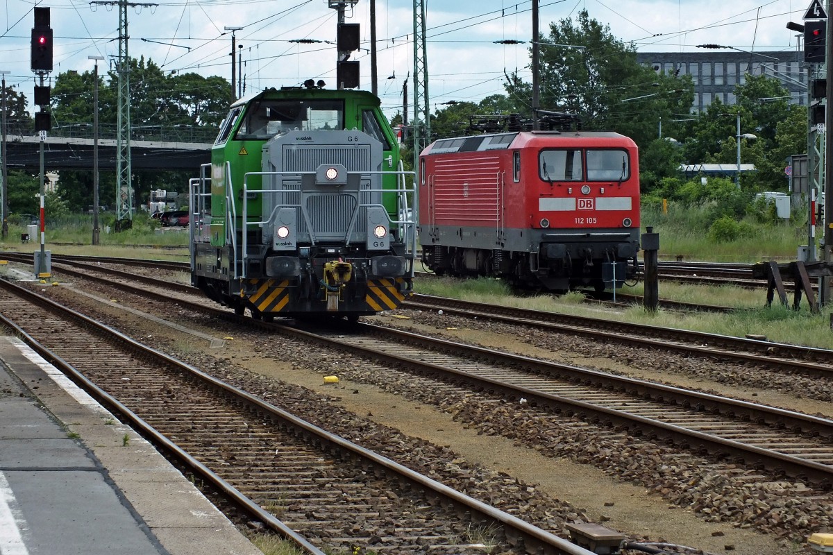 Die Vossloh G6 0650 108 war immer fleißig am Rangieren. Hier verschnauft sie gerade vor einem roten Signal. Rechts 112 105, die am 30.5. vergebens auf neue Aufgaben wartete.