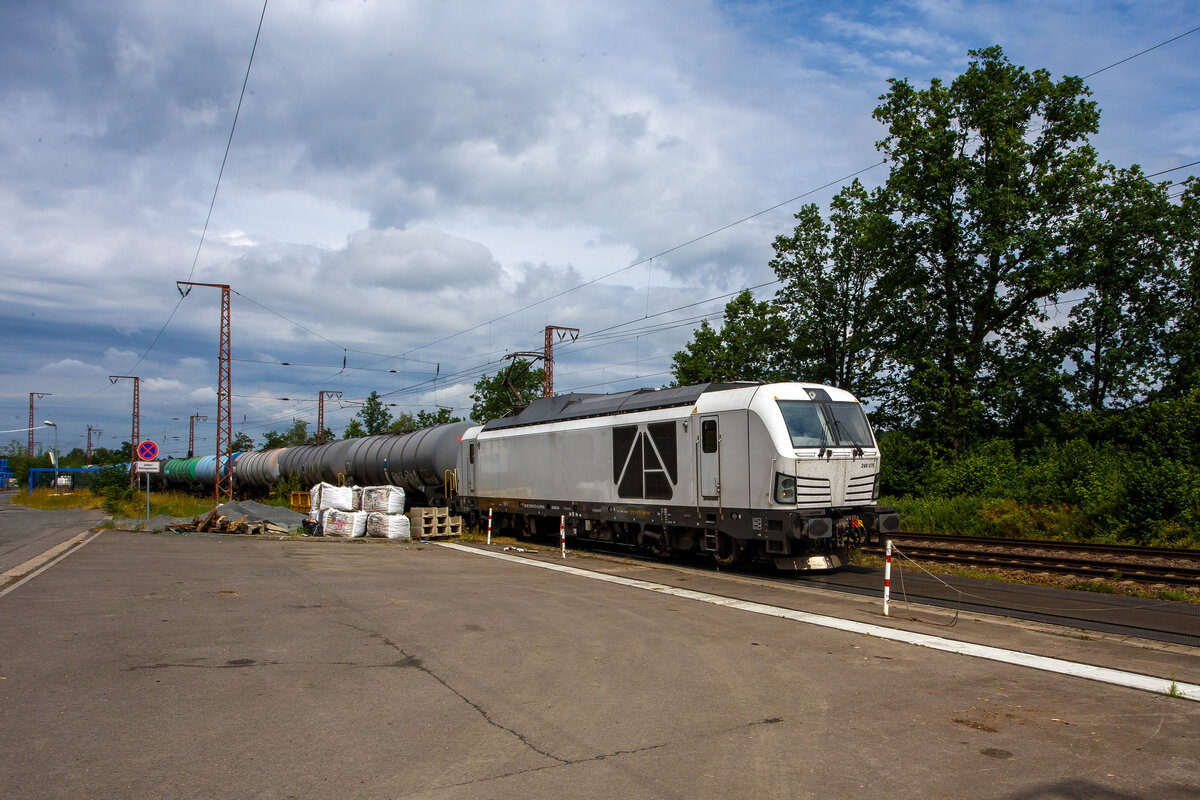 Die wei�e an die dispo-Tf Rail GmbH (Berlin) vermietete SIEMENS Vectron Dual Mode 248 075 (90 80 2248 075-4 D-NRAIL) der RRL - RIVE Rail Leasing Limited (Dublin) eingestellt bei Northrail GmbH f�hrt am 29 Juni 2026 mit einem Kesselwagenzug durch Rudersdorf/Kreis Siegen in Richtung Gie�en. 

Die SIEMENS Vectron DM wurde 2023 von Siemens Mobility GmbH in M�nchen-Allach unter der Fabriknummer 23423 gebaut.  

Die Hybridlok (Vectron Dual Mode) kann die Antriebsenergie aus der Fahrleitung beziehen (2.400 kW Leistungen am Rad), oder mittels eines MTU 16V 4000 R84 V16-Zylinder-Dieselmotors (2.400 kW Motorleistung, 2.000 kW Leistungen am Rad) erzeugen.
