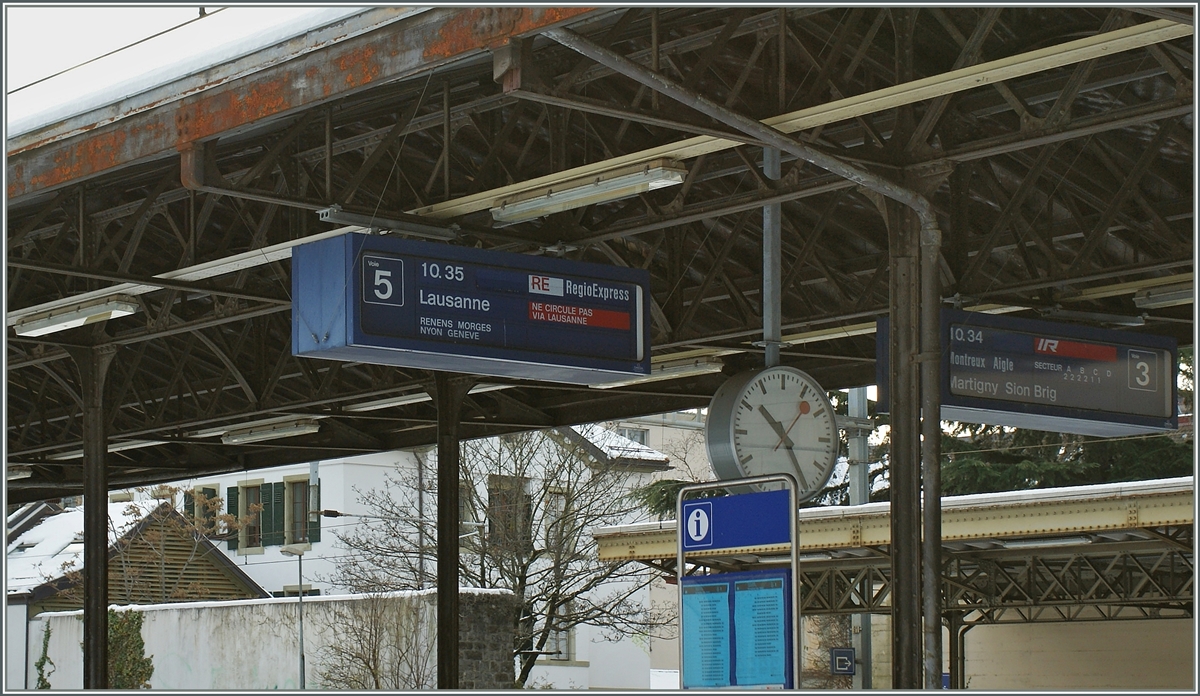 Die weitverbreiteten Faltblattabfahrtsanzeiger taten viele Jahre ihren Dienst, auch wenn mitunter durch  hängegebliebene  Faltblätter hin und wieder falsche oder widersprüchliche Information entstanden, wie hier zu sehen ist. 

Vevey, den 9. Dezember 2012