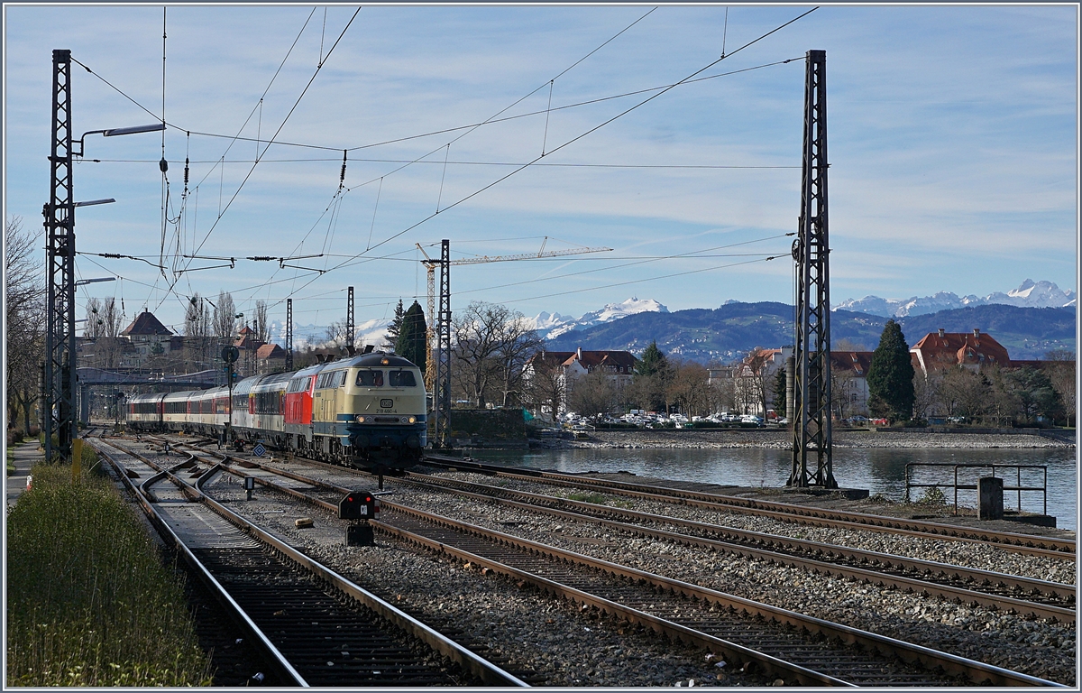 Die Westfrankenbahn 218 460-4  Conny  und die DB 218 419-0 haben in Lindau den von Zürich kommenden EC 191 übernommen und verlassen nun den Bodensee in Richtung München Hbf.

17. März 2019