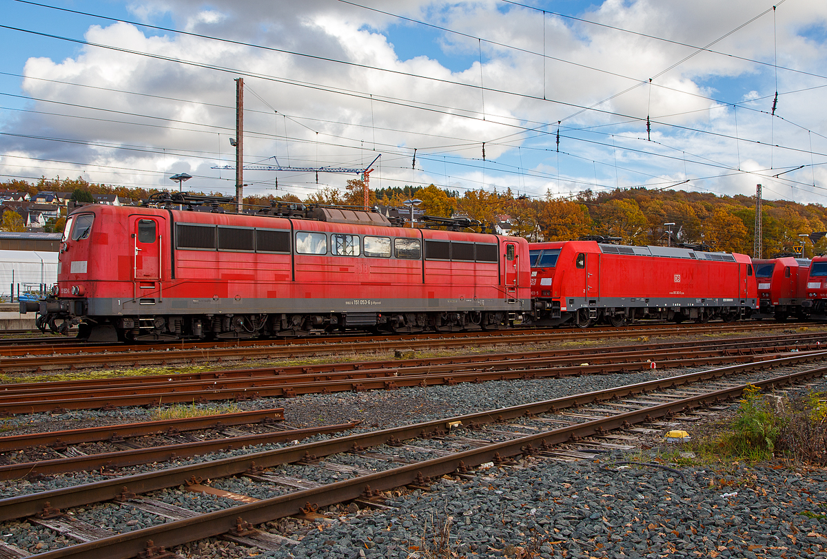 Die wieder an die DB Cargo AG vermietete 151 053-6 (91 80 6151 053-6 D-Rpool) der Railpool und die 185 303-5 (91 80 6185 303-5 D-DB) der DB Cargo stehen am 01.11.2021 in Kreuztal in der Abstellgruppe.

Die 151 053-6 wurde 1974 von Krauss-Maffei in München-Allach unter der Fabriknummer 19672 gebaut und an die DB geliefert. Bis 31.12.2016 gehörte sie zur DB Cargo AG. Zum 01.01.2017 wurden je 100 sechsachsige elektrische Altbau-Lokomotiven der Baureihen 151 und 155 an den Lokvermieter Railpool verkauft. Die DB Cargo mietet daraufhin 100 Loks von Railpool wieder an. 

Die 185 303-5 (TRAXX F140 AC2) wurde 2007 von Bombardier Transportation GmbH in Kassel unter der Fabriknummer 34171 gebaut. Sie hat die Zulassung in Deutschland und Österreich.
