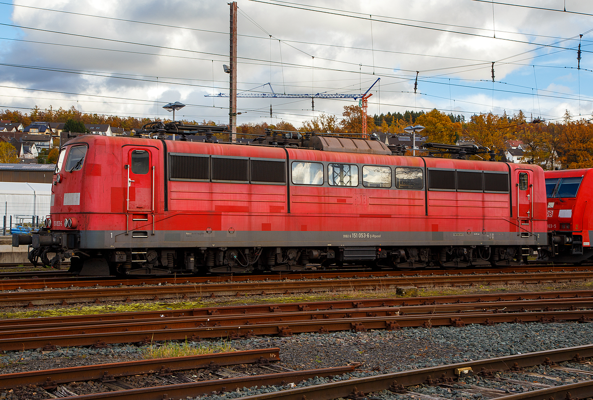 Die wieder an die DB Cargo Deutschland AG vermietete 151 053-6 (91 80 6151 053-6 D-Rpool) der Railpool steht am 01.11.2021 in Kreuztal in der Abstellgruppe.

Die Lok wurde 1974 von Krauss-Maffei in München-Allach unter der Fabriknummer 19672 gebaut und an die DB geliefert. Bis 31.12.2016 gehörte sie zur DB Cargo AG. Zum 01.01.2017 wurden je 100 sechsachsige elektrische Altbau-Lokomotiven der Baureihen 151 und 155 an den Lokvermieter Railpool verkauft. Die DB Cargo mietet daraufhin 100 Loks von Railpool wieder an. 

