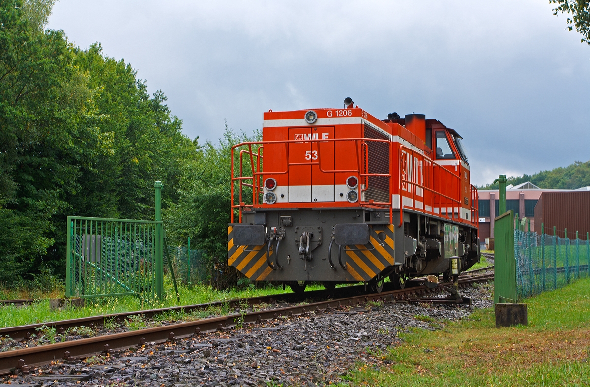 Die WLE 53   Kreis Soest   der Westflische Landes-Eisenbahn GmbH in Lippstadt steht am 10.09.2013 am Werksanschluss der Salzgitter Mannesmann Precision GmbH in Burbach-Holzhausen, erst wenn die Wagen mit Luppen (Rohrrohlinge) leer sind, kann sie die Heimreise antreten. 

Die Lok, eine Vossloh G 1206 (ehem. MaK), wurde 2008 unter der Fabriknummer 5001639 gebaut, sie hat die NVR-Nummer 92 80 1275 505-6 D-WLE und EBA-Nummer EBA 08D08M 005.
