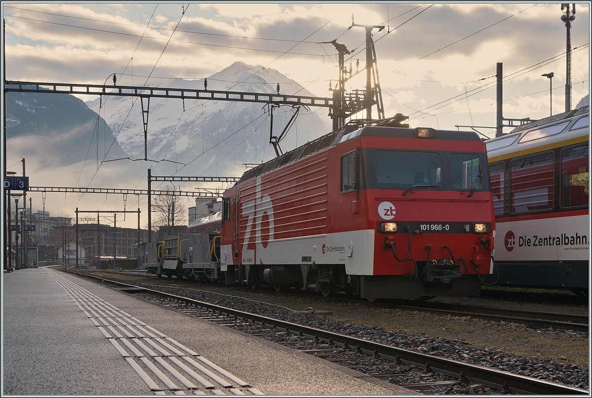 Die Zentralbahn HGe 4/4 II 101 966-0 wartet mit einem kurzen Dienstzug in Meiringen auf die Abfahrt.

17. Februar 2021